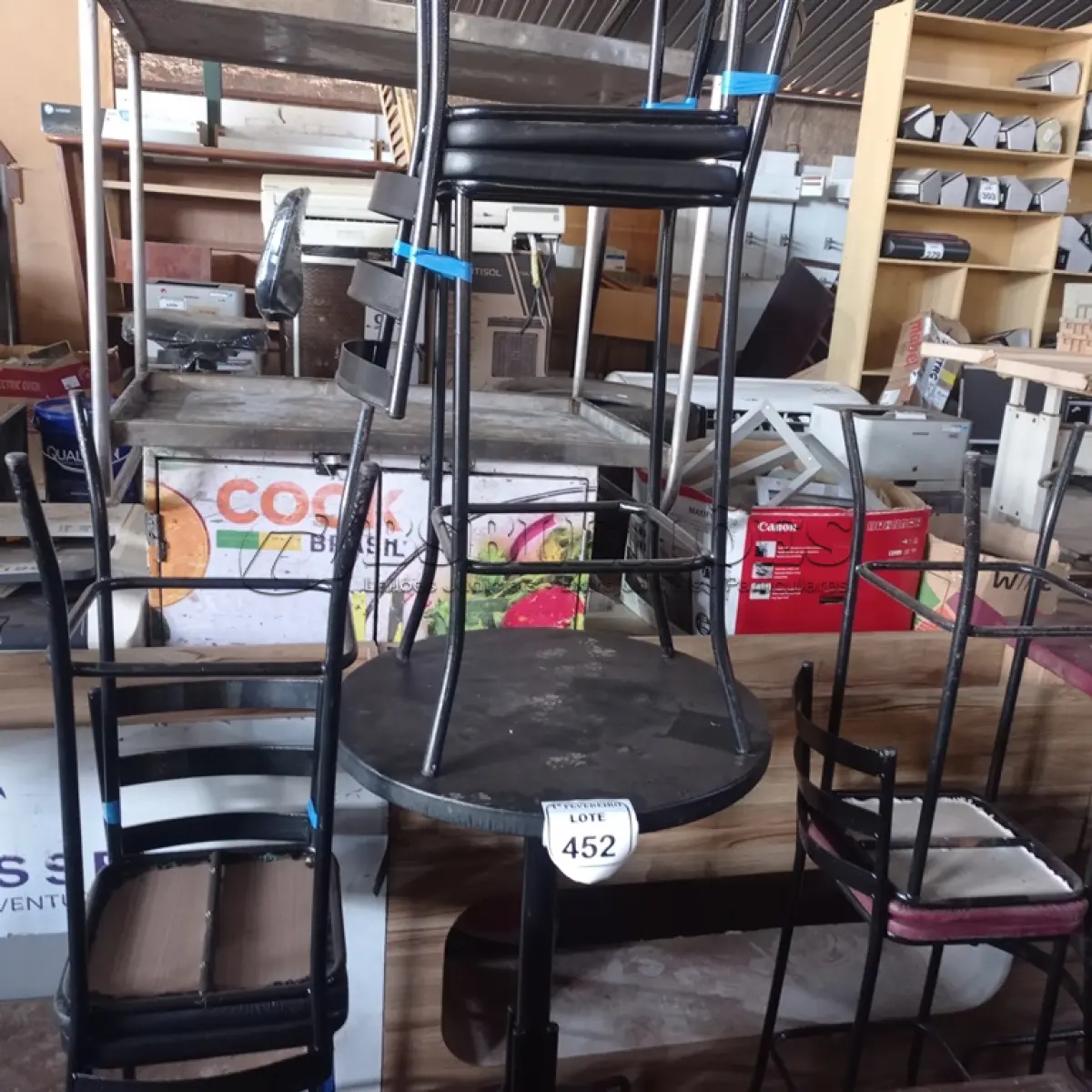 LOTE 452 - 01 MESA BISTRÔ REDONDA COM 4 BANQUETAS ALTA. (NO ESTADO) ATENÇÃO! FAZER A VISITAÇÃO ANTES DE ARREMATAR, NÃO SABEMOS SE FUNCIONA. LEILÃO NÃO TEM GARANTIA E NEM DEVOLUÇÃO, SUJEITO A POSSÍVEIS AVARIAS VISÍVEIS/OCULTAS E/OU AUSÊNCIA DE COMPONENTES.