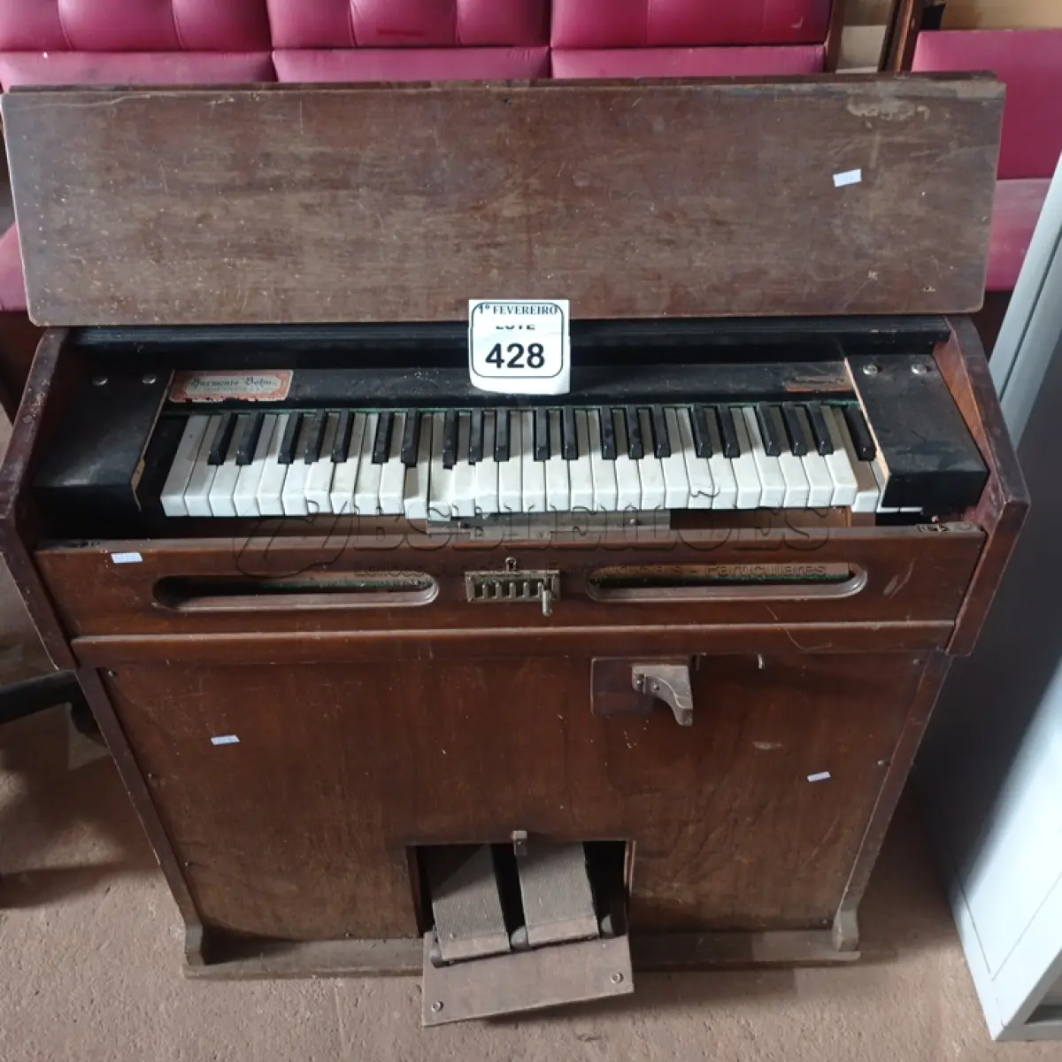 LOTE 428 - 01 PIANO /ÓRGÃO ANTIGO. (NO ESTADO) ATENÇÃO! FAZER A VISITAÇÃO ANTES DE ARREMATAR, NÃO SABEMOS SE FUNCIONA. LEILÃO NÃO TEM GARANTIA E NEM DEVOLUÇÃO, SUJEITO A POSSÍVEIS AVARIAS VISÍVEIS/OCULTAS E/OU AUSÊNCIA DE COMPONENTES.