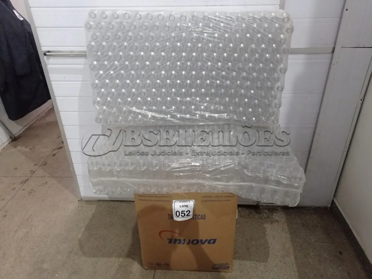LOTE 052 - 01 CAIXA COM TAMPAS DE GARRAFA PET E 02 FARDOS DE GARRAFA PET DE 270ML. (NO ESTADO) ATENÇÃO! FAZER A VISITAÇÃO ANTES DE ARREMATAR, NÃO SABEMOS SE FUNCIONA. LEILÃO NÃO TEM GARANTIA E NEM DEVOLUÇÃO, SUJEITO A POSSÍVEIS AVARIAS VISÍVEIS/OCULTAS E/OU AUSÊNCIA DE COMPONENTES.