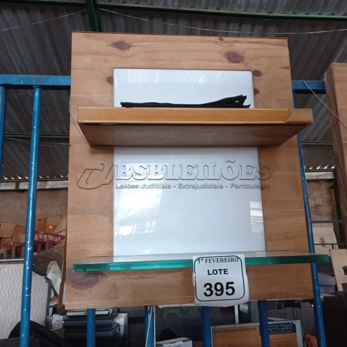 LOTE 395 - 01 PAINEL EM MADEIRA COM 2 PRATELEIRAS.  (NO ESTADO) ATENÇÃO! FAZER A VISITAÇÃO ANTES DE ARREMATAR, NÃO SABEMOS SE FUNCIONA. LEILÃO NÃO TEM GARANTIA E NEM DEVOLUÇÃO, SUJEITO A POSSÍVEIS AVARIAS VISÍVEIS/OCULTAS E/OU AUSÊNCIA DE COMPONENTES.