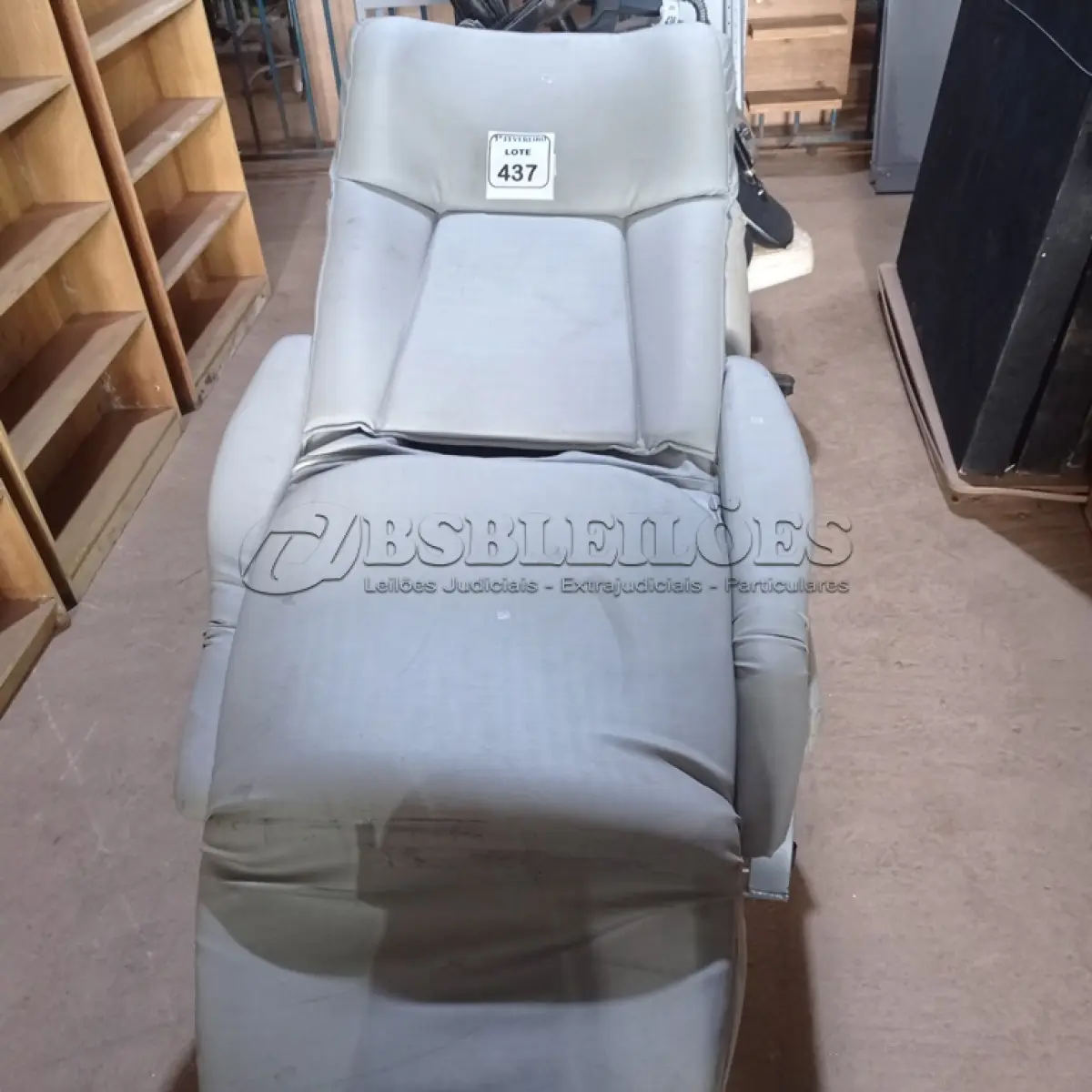 LOTE 437 - 02 CADEIRAS DE DESCANSO. (NO ESTADO) ATENÇÃO! FAZER A VISITAÇÃO ANTES DE ARREMATAR, NÃO SABEMOS SE FUNCIONA. LEILÃO NÃO TEM GARANTIA E NEM DEVOLUÇÃO, SUJEITO A POSSÍVEIS AVARIAS VISÍVEIS/OCULTAS E/OU AUSÊNCIA DE COMPONENTES.