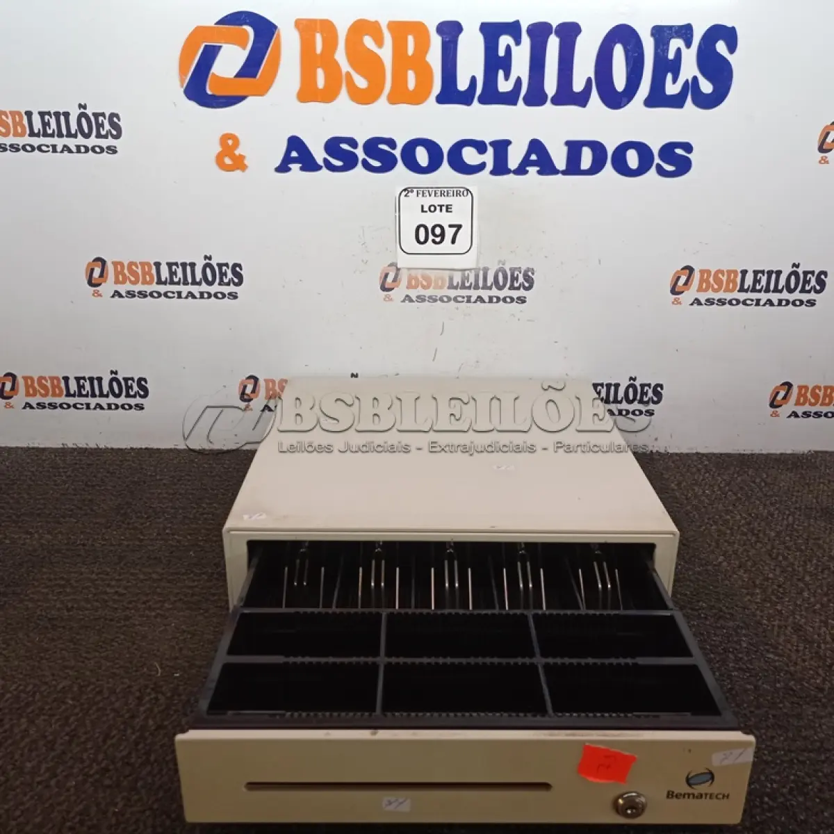 LOTE 097 - 01 CAIXA REGISTRADORA MARCA BEMATECH. (NO ESTADO) ATENÇÃO! FAZER A VISITAÇÃO ANTES DE ARREMATAR, NÃO SABEMOS SE FUNCIONA. LEILÃO NÃO TEM GARANTIA E NEM DEVOLUÇÃO, SUJEITO A POSSÍVEIS AVARIAS VISÍVEIS/OCULTAS E/OU AUSÊNCIA DE COMPONENTES.