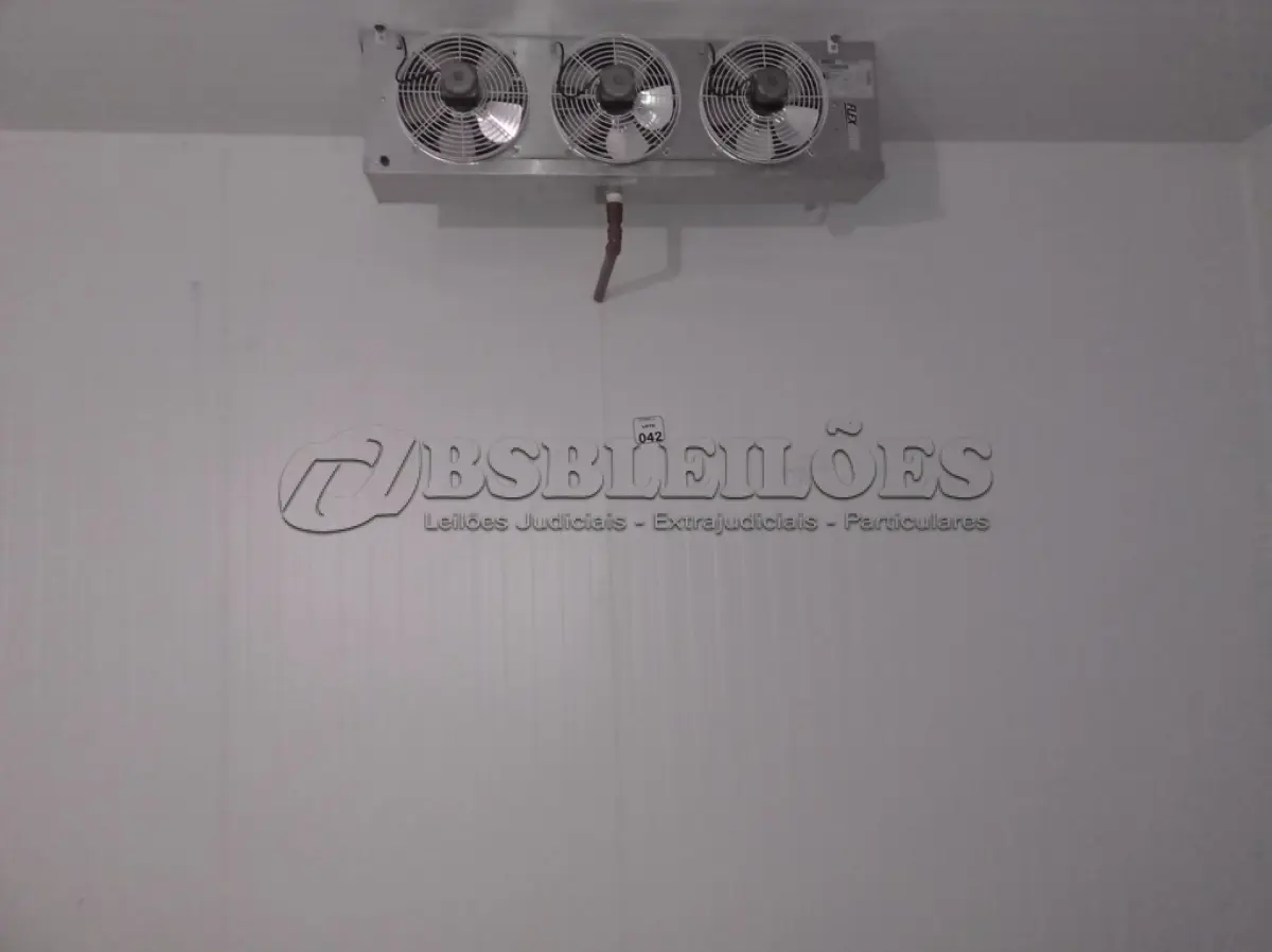LOTE 042 - 01 CÂMARA FRIA COM UNIDADE CONDENSADORA (APROXIMADAMENTE 3,5X4X2,5M). (NO ESTADO) ATENÇÃO! FAZER A VISITAÇÃO ANTES DE ARREMATAR, NÃO SABEMOS SE FUNCIONA. LEILÃO NÃO TEM GARANTIA E NEM DEVOLUÇÃO, SUJEITO A POSSÍVEIS AVARIAS VISÍVEIS/OCULTAS E/OU AUSÊNCIA DE COMPONENTES.