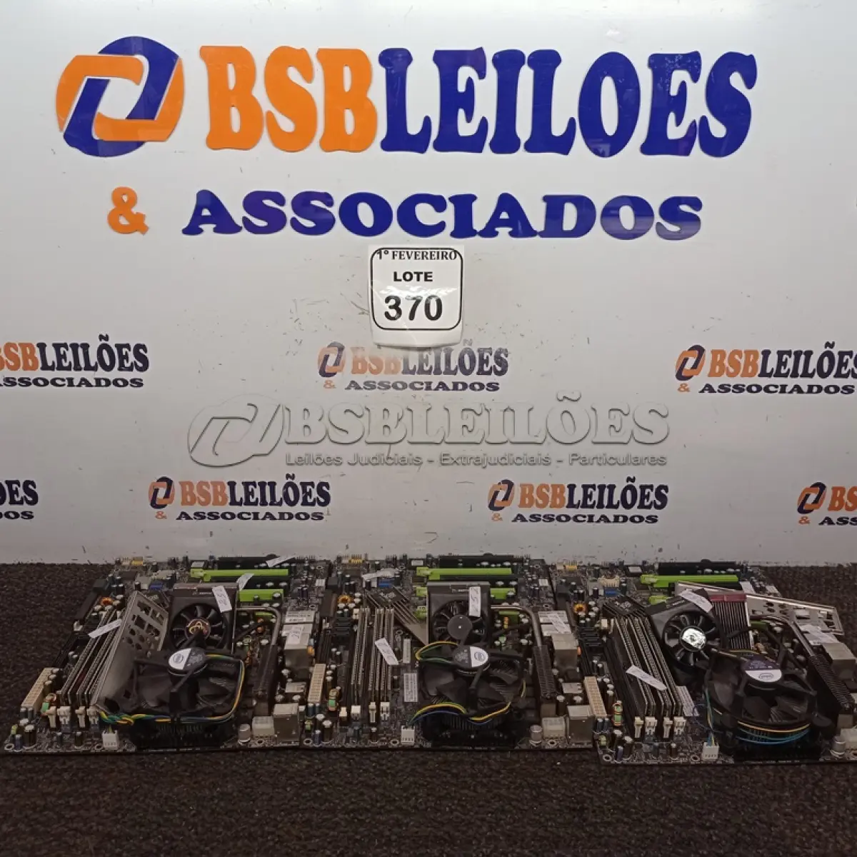 LOTE 370 - 03 PLACAS MÃE COM ESPELHOS. (NO ESTADO) ATENÇÃO! FAZER A VISITAÇÃO ANTES DE ARREMATAR, NÃO SABEMOS SE FUNCIONA. LEILÃO NÃO TEM GARANTIA E NEM DEVOLUÇÃO, SUJEITO A POSSÍVEIS AVARIAS VISÍVEIS/OCULTAS E/OU AUSÊNCIA DE COMPONENTES.