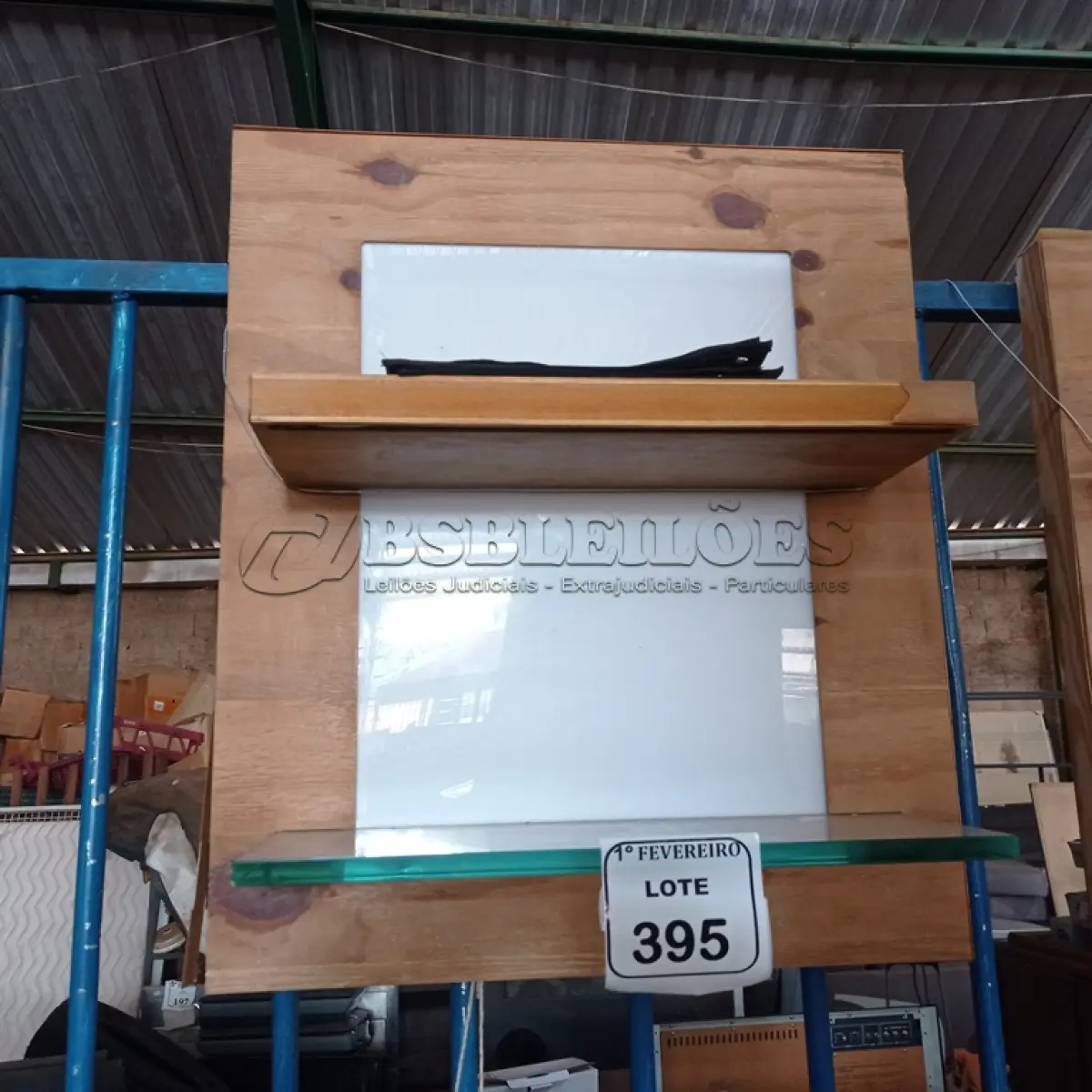 LOTE 395 - 01 PAINEL EM MADEIRA COM 2 PRATELEIRAS.  (NO ESTADO) ATENÇÃO! FAZER A VISITAÇÃO ANTES DE ARREMATAR, NÃO SABEMOS SE FUNCIONA. LEILÃO NÃO TEM GARANTIA E NEM DEVOLUÇÃO, SUJEITO A POSSÍVEIS AVARIAS VISÍVEIS/OCULTAS E/OU AUSÊNCIA DE COMPONENTES.