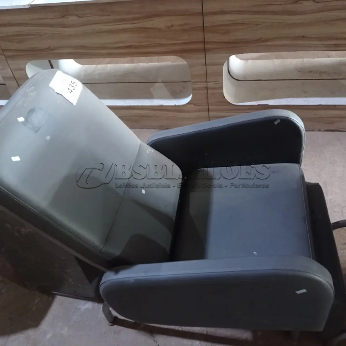 LOTE 435 - 01 CADEIRA DE DESCANSO. (NO ESTADO) ATENÇÃO! FAZER A VISITAÇÃO ANTES DE ARREMATAR, NÃO SABEMOS SE FUNCIONA. LEILÃO NÃO TEM GARANTIA E NEM DEVOLUÇÃO, SUJEITO A POSSÍVEIS AVARIAS VISÍVEIS/OCULTAS E/OU AUSÊNCIA DE COMPONENTES.