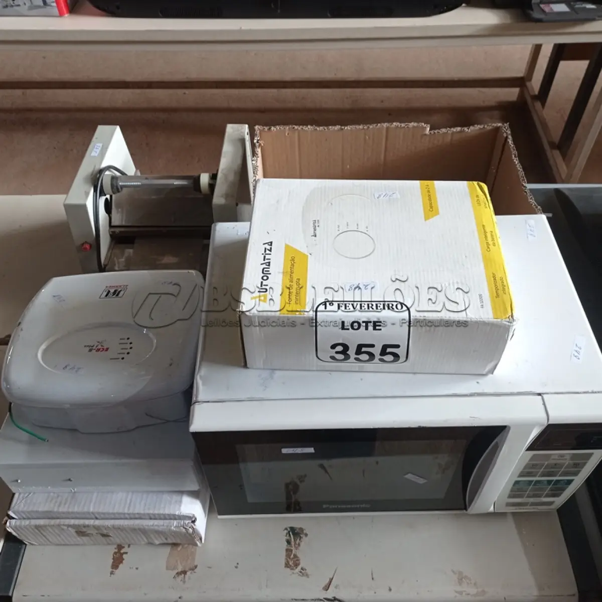 LOTE 355 - 01 MICRO ONDAS, 01 PLASTIFICADORA E 02 CENTRAIS DE ALARME COM SENSORES.  (NO ESTADO) ATENÇÃO! FAZER A VISITAÇÃO ANTES DE ARREMATAR, NÃO SABEMOS SE FUNCIONA. LEILÃO NÃO TEM GARANTIA E NEM DEVOLUÇÃO, SUJEITO A POSSÍVEIS AVARIAS VISÍVEIS/OCULTAS E/OU AUSÊNCIA DE COMPONENTES.