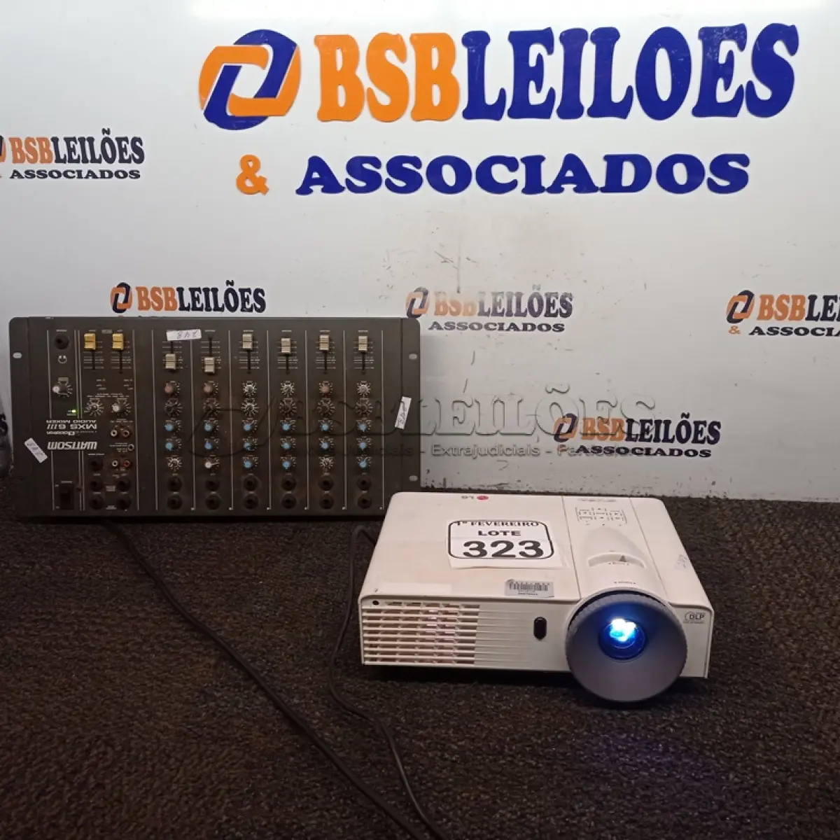 LOTE 323 - 01 MESA DE SOM WATT SOM MXS 6 III 6 CANAIS E 01 PROJETOR LG.  (NO ESTADO) ATENÇÃO! FAZER A VISITAÇÃO ANTES DE ARREMATAR, NÃO SABEMOS SE FUNCIONA. LEILÃO NÃO TEM GARANTIA E NEM DEVOLUÇÃO, SUJEITO A POSSÍVEIS AVARIAS VISÍVEIS/OCULTAS E/OU AUSÊNCIA DE COMPONENTES.