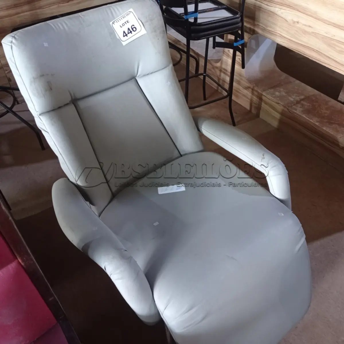 LOTE 446 - 01 POLTRONA. (NO ESTADO) ATENÇÃO! FAZER A VISITAÇÃO ANTES DE ARREMATAR, NÃO SABEMOS SE FUNCIONA. LEILÃO NÃO TEM GARANTIA E NEM DEVOLUÇÃO, SUJEITO A POSSÍVEIS AVARIAS VISÍVEIS/OCULTAS E/OU AUSÊNCIA DE COMPONENTES.
