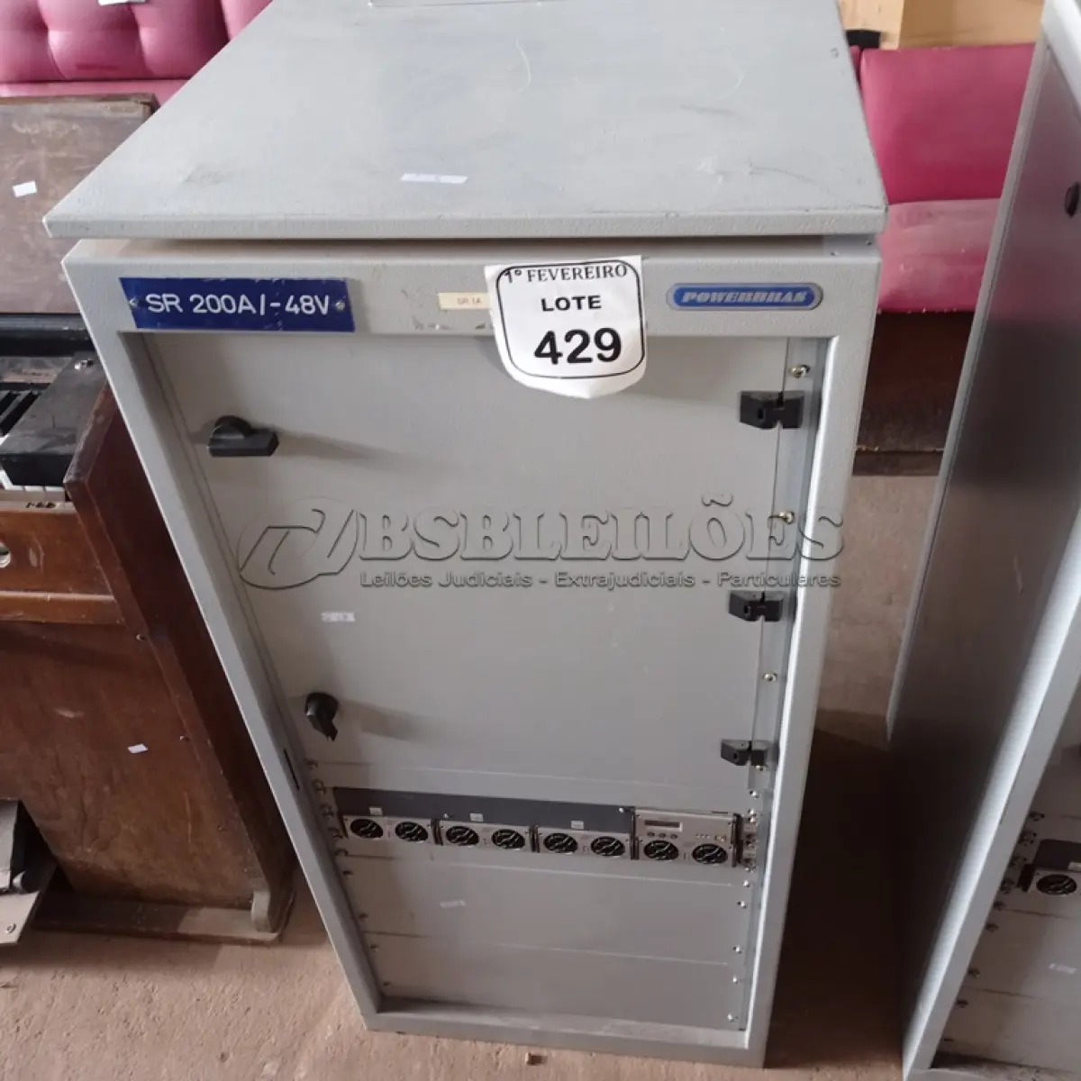 LOTE 429 - 01 FONTE RETIFICADORA 200A/48VOLTS. (NO ESTADO) ATENÇÃO! FAZER A VISITAÇÃO ANTES DE ARREMATAR, NÃO SABEMOS SE FUNCIONA. LEILÃO NÃO TEM GARANTIA E NEM DEVOLUÇÃO, SUJEITO A POSSÍVEIS AVARIAS VISÍVEIS/OCULTAS E/OU AUSÊNCIA DE COMPONENTES.