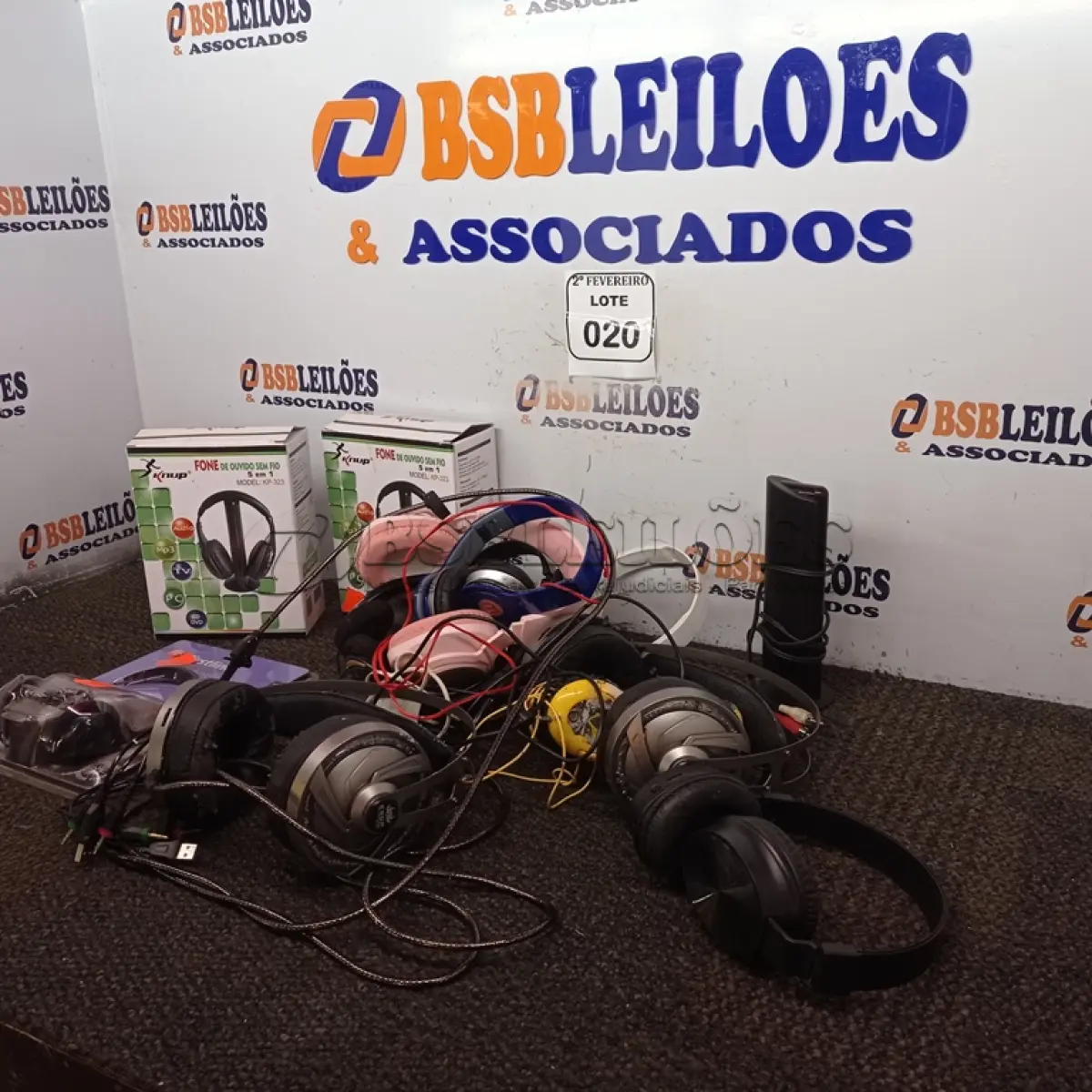 LOTE 020 - 13 FONES DE OUVIDO MARCAS E MODELOS DIVERSOS. (NO ESTADO) ATENÇÃO! FAZER A VISITAÇÃO ANTES DE ARREMATAR, NÃO SABEMOS SE FUNCIONA. LEILÃO NÃO TEM GARANTIA E NEM DEVOLUÇÃO, SUJEITO A POSSÍVEIS AVARIAS VISÍVEIS/OCULTAS E/OU AUSÊNCIA DE COMPONENTES.