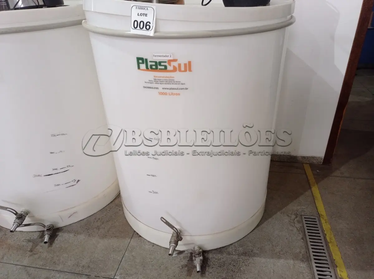 LOTE 006 - 01 FERMENTADORA DE 1MIL LITROS PP PLASUL COM TORNEIRA DE INOX. (NO ESTADO) ATENÇÃO! FAZER A VISITAÇÃO ANTES DE ARREMATAR, NÃO SABEMOS SE FUNCIONA. LEILÃO NÃO TEM GARANTIA E NEM DEVOLUÇÃO, SUJEITO A POSSÍVEIS AVARIAS VISÍVEIS/OCULTAS E/OU AUSÊNCIA DE COMPONENTES.