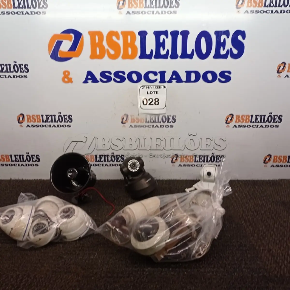 LOTE 028 - 01 LOTE COM CÂMERAS DE SEGURANÇA MARCAS E MODELOS DIVERSOS E 01 SIRENE CORNETA. (NO ESTADO) ATENÇÃO! FAZER A VISITAÇÃO ANTES DE ARREMATAR, NÃO SABEMOS SE FUNCIONA. LEILÃO NÃO TEM GARANTIA E NEM DEVOLUÇÃO, SUJEITO A POSSÍVEIS AVARIAS VISÍVEIS/OCULTAS E/OU AUSÊNCIA DE COMPONENTES.