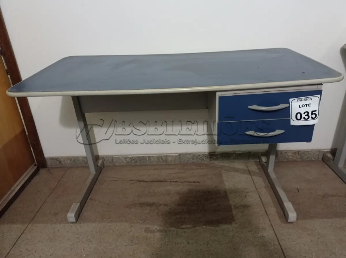 LOTE 035 - 01 MESA PARA ESCRITÓRIO. (NO ESTADO) ATENÇÃO! FAZER A VISITAÇÃO ANTES DE ARREMATAR, NÃO SABEMOS SE FUNCIONA. LEILÃO NÃO TEM GARANTIA E NEM DEVOLUÇÃO, SUJEITO A POSSÍVEIS AVARIAS VISÍVEIS/OCULTAS E/OU AUSÊNCIA DE COMPONENTES.