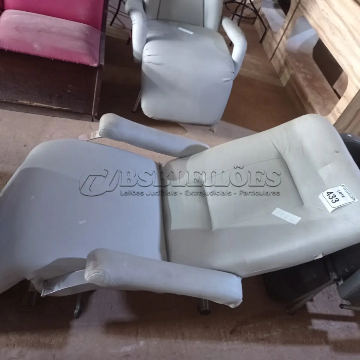 LOTE 433 - 01 POLTRONA. (NO ESTADO) ATENÇÃO! FAZER A VISITAÇÃO ANTES DE ARREMATAR, NÃO SABEMOS SE FUNCIONA. LEILÃO NÃO TEM GARANTIA E NEM DEVOLUÇÃO, SUJEITO A POSSÍVEIS AVARIAS VISÍVEIS/OCULTAS E/OU AUSÊNCIA DE COMPONENTES.