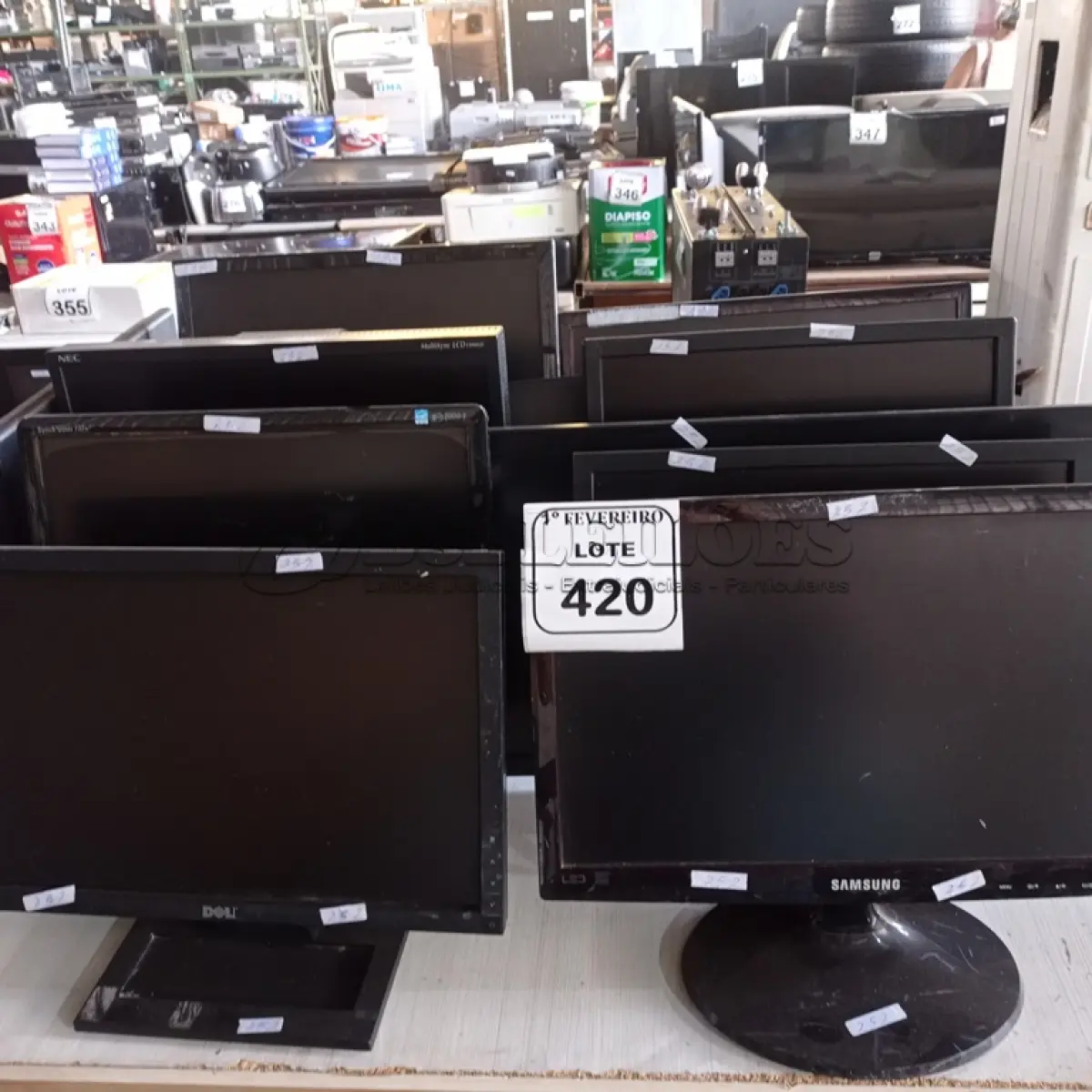 LOTE 420 - 12 MONITORES PARA RETIRADAS DE PEÇAS. (NO ESTADO) ATENÇÃO! FAZER A VISITAÇÃO ANTES DE ARREMATAR, NÃO SABEMOS SE FUNCIONA. LEILÃO NÃO TEM GARANTIA E NEM DEVOLUÇÃO, SUJEITO A POSSÍVEIS AVARIAS VISÍVEIS/OCULTAS E/OU AUSÊNCIA DE COMPONENTES.