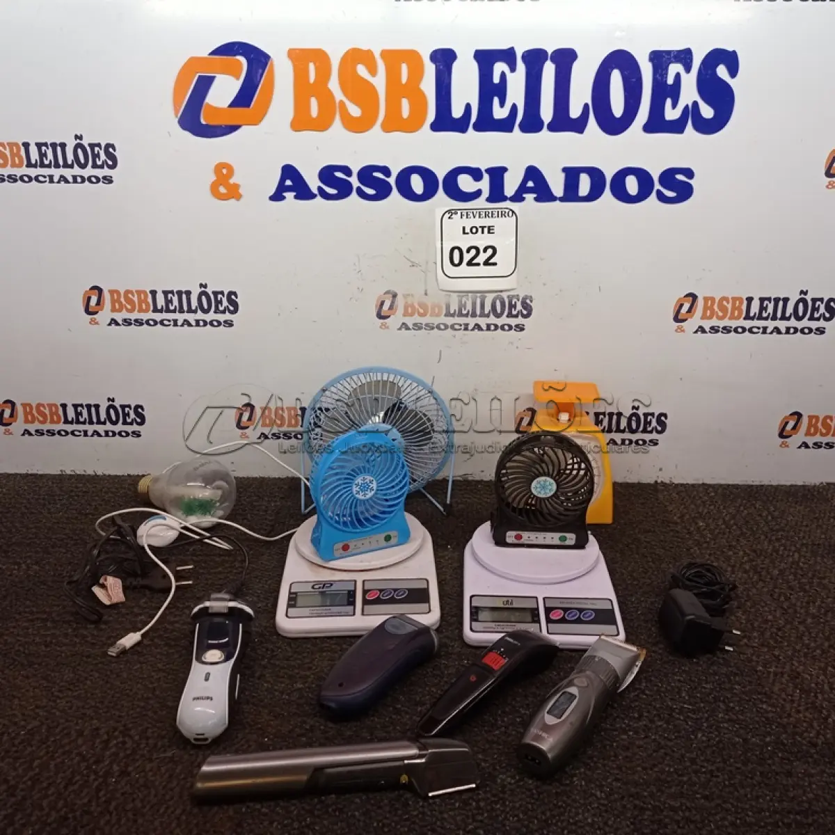 LOTE 022 - 03 BALANÇAS, 03 VENTILADORES DE MESA, 01 LÂMPADA PARA ENFEITE E 05 BARBEADORES ELÉTRICOS.   (NO ESTADO) ATENÇÃO! FAZER A VISITAÇÃO ANTES DE ARREMATAR, NÃO SABEMOS SE FUNCIONA. LEILÃO NÃO TEM GARANTIA E NEM DEVOLUÇÃO, SUJEITO A POSSÍVEIS AVARIAS VISÍVEIS/OCULTAS E/OU AUSÊNCIA DE COMPONENTES.