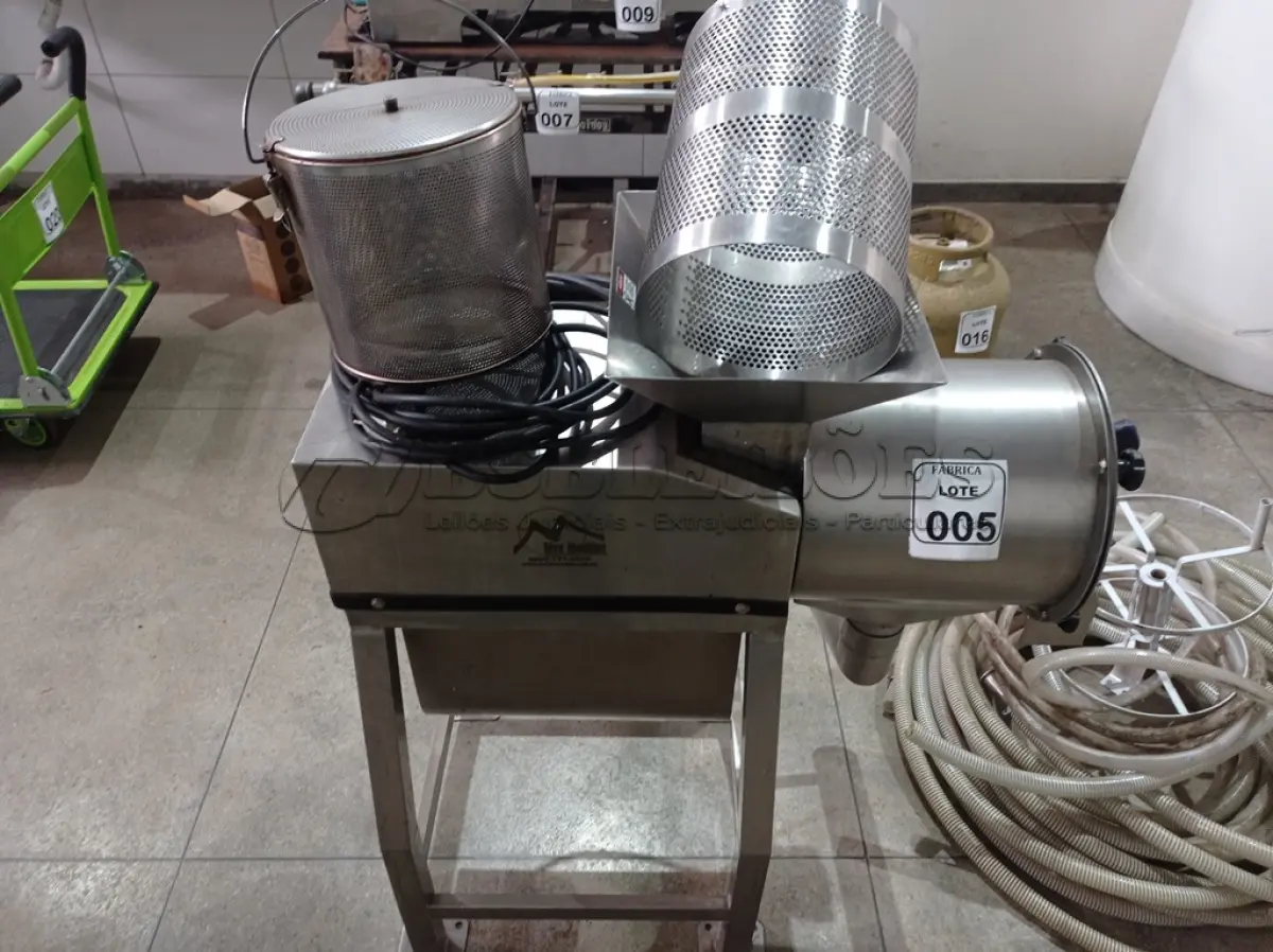 LOTE 005 - 01 DESPOLPADEIRA DE FRUTAS INOX MODELO MDP_500 ,500KG/HORA 03 CAVALOS MAX MACHINE.  (NO ESTADO) ATENÇÃO! FAZER A VISITAÇÃO ANTES DE ARREMATAR, NÃO SABEMOS SE FUNCIONA. LEILÃO NÃO TEM GARANTIA E NEM DEVOLUÇÃO, SUJEITO A POSSÍVEIS AVARIAS VISÍVEIS/OCULTAS E/OU AUSÊNCIA DE COMPONENTES.