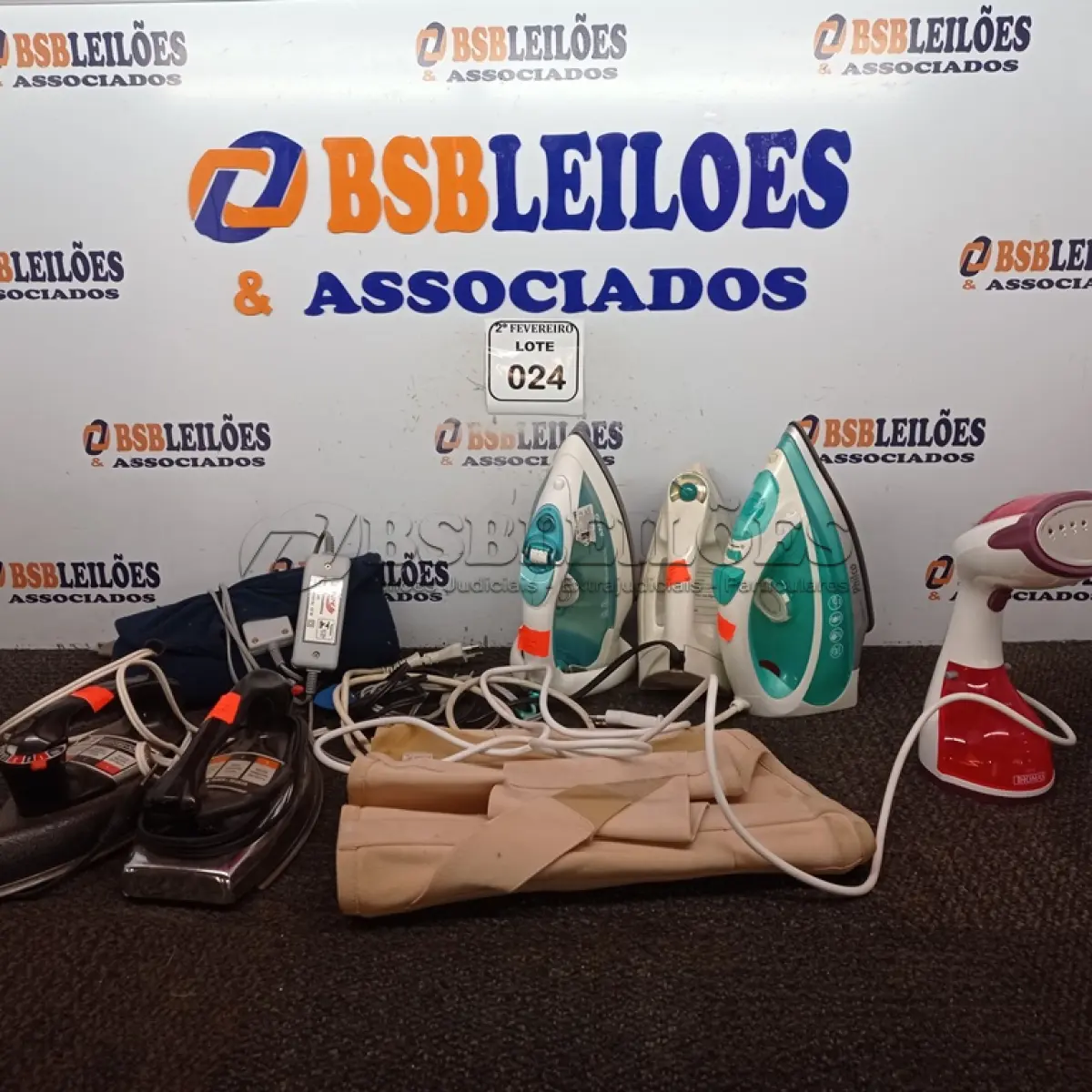 LOTE 024 - 05 FERROS DE PASSAR, 01 VAPORIZADOR, 01 MANTA TERMOSTÁTICA E 01 CINTA.  (NO ESTADO) ATENÇÃO! FAZER A VISITAÇÃO ANTES DE ARREMATAR, NÃO SABEMOS SE FUNCIONA. LEILÃO NÃO TEM GARANTIA E NEM DEVOLUÇÃO, SUJEITO A POSSÍVEIS AVARIAS VISÍVEIS/OCULTAS E/OU AUSÊNCIA DE COMPONENTES.