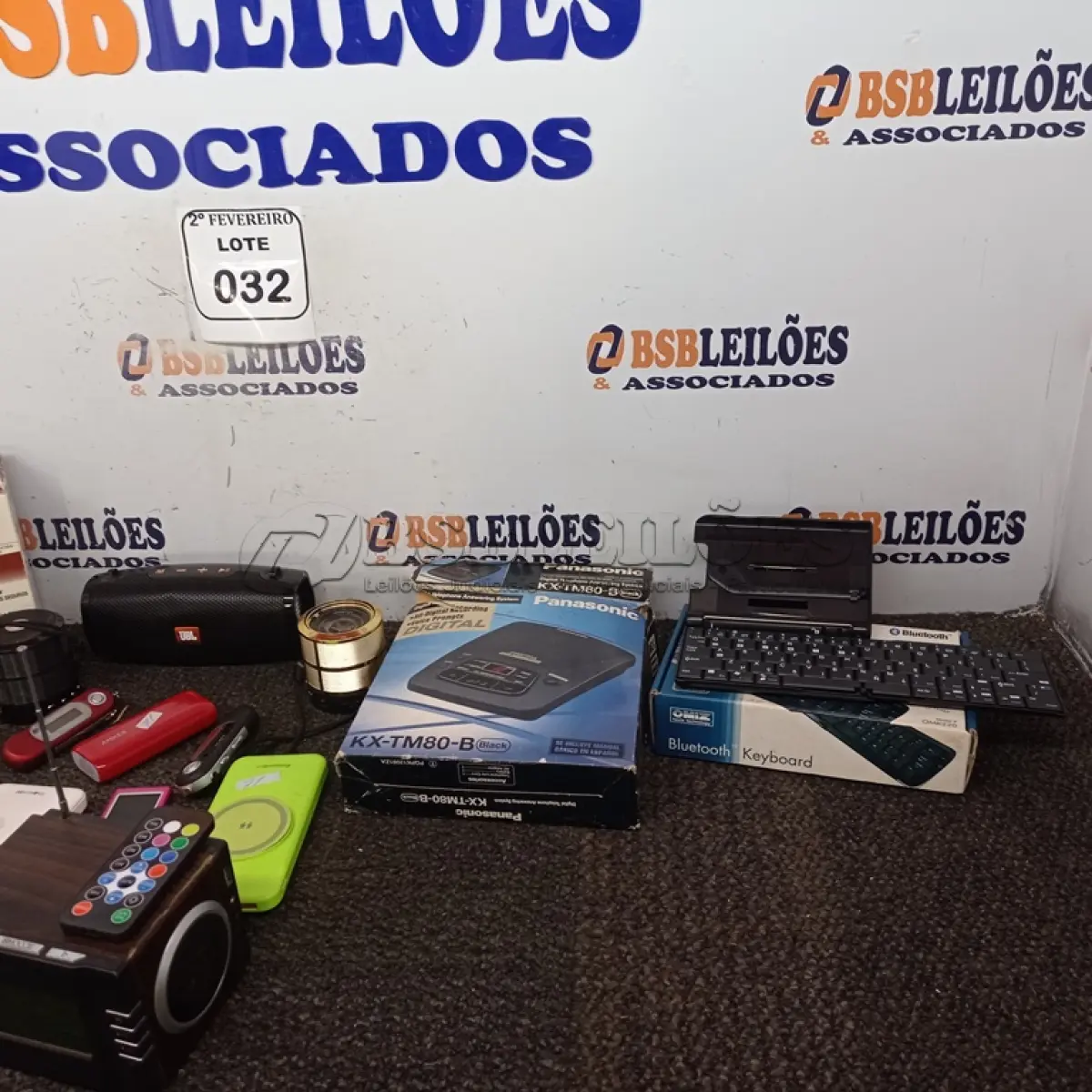 LOTE 032 - 05 CAIXINHAS DE SOM, 05 CARREGADORES PORTÁTIL, 03 MP3 USB, 01 GPS, 01 SECRETÁRIA ELETRÔNICA MARCA PANASONIC, 01 APARELHO DE MEDIR GLICEMIA E 01 MINI TECLADO DOBRÁVEL PORTÁTIL. (NO ESTADO) ATENÇÃO! FAZER A VISITAÇÃO ANTES DE ARREMATAR, NÃO SABEMOS SE FUNCIONA. LEILÃO NÃO TEM GARANTIA E NEM DEVOLUÇÃO, SUJEITO A POSSÍVEIS AVARIAS VISÍVEIS/OCULTAS E/OU AUSÊNCIA DE COMPONENTES.