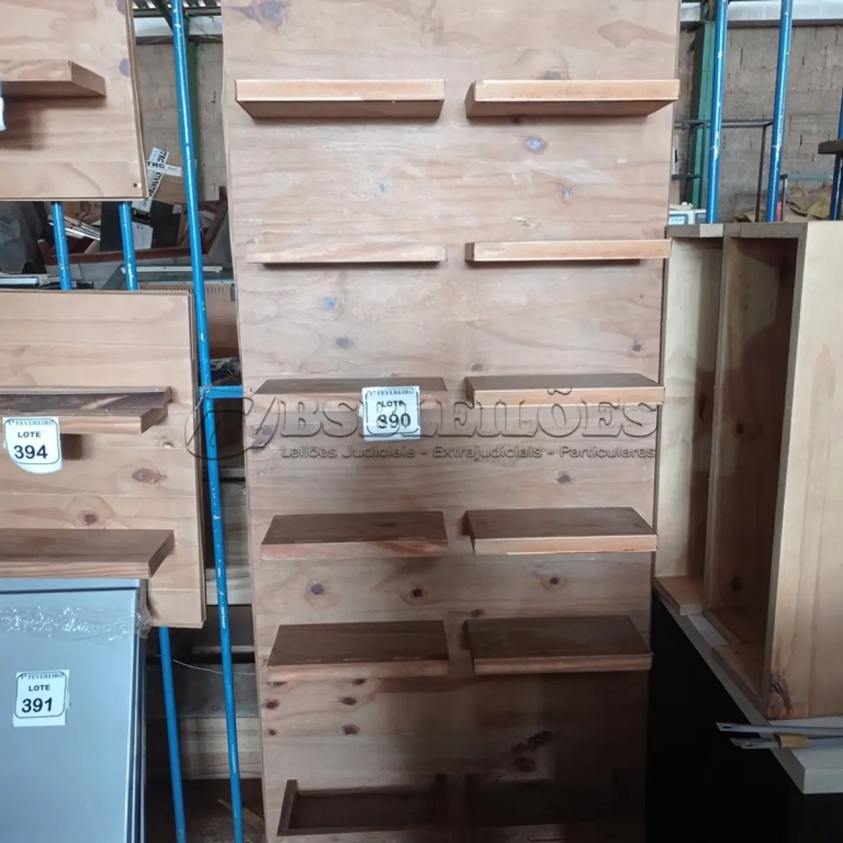 LOTE 390 - 01 PAINEL EM MADEIRA COM 12 PRATELEIRA PEQUENAS. (NO ESTADO) ATENÇÃO! FAZER A VISITAÇÃO ANTES DE ARREMATAR, NÃO SABEMOS SE FUNCIONA. LEILÃO NÃO TEM GARANTIA E NEM DEVOLUÇÃO, SUJEITO A POSSÍVEIS AVARIAS VISÍVEIS/OCULTAS E/OU AUSÊNCIA DE COMPONENTES.