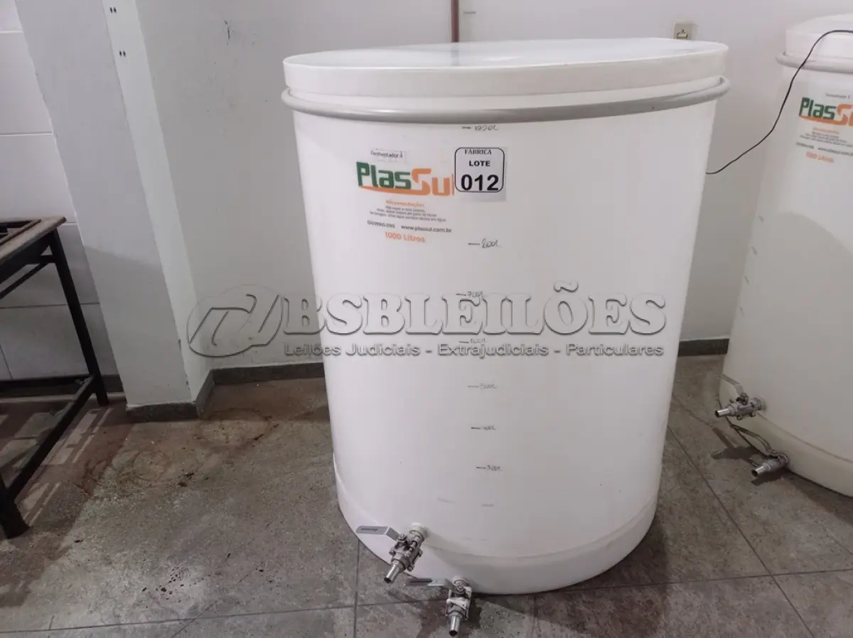 LOTE 012 - 01 FERMENTADORA DE 1MIL LITROS PP PLASUL COM TORNEIRA DE INOX. (NO ESTADO) ATENÇÃO! FAZER A VISITAÇÃO ANTES DE ARREMATAR, NÃO SABEMOS SE FUNCIONA. LEILÃO NÃO TEM GARANTIA E NEM DEVOLUÇÃO, SUJEITO A POSSÍVEIS AVARIAS VISÍVEIS/OCULTAS E/OU AUSÊNCIA DE COMPONENTES.