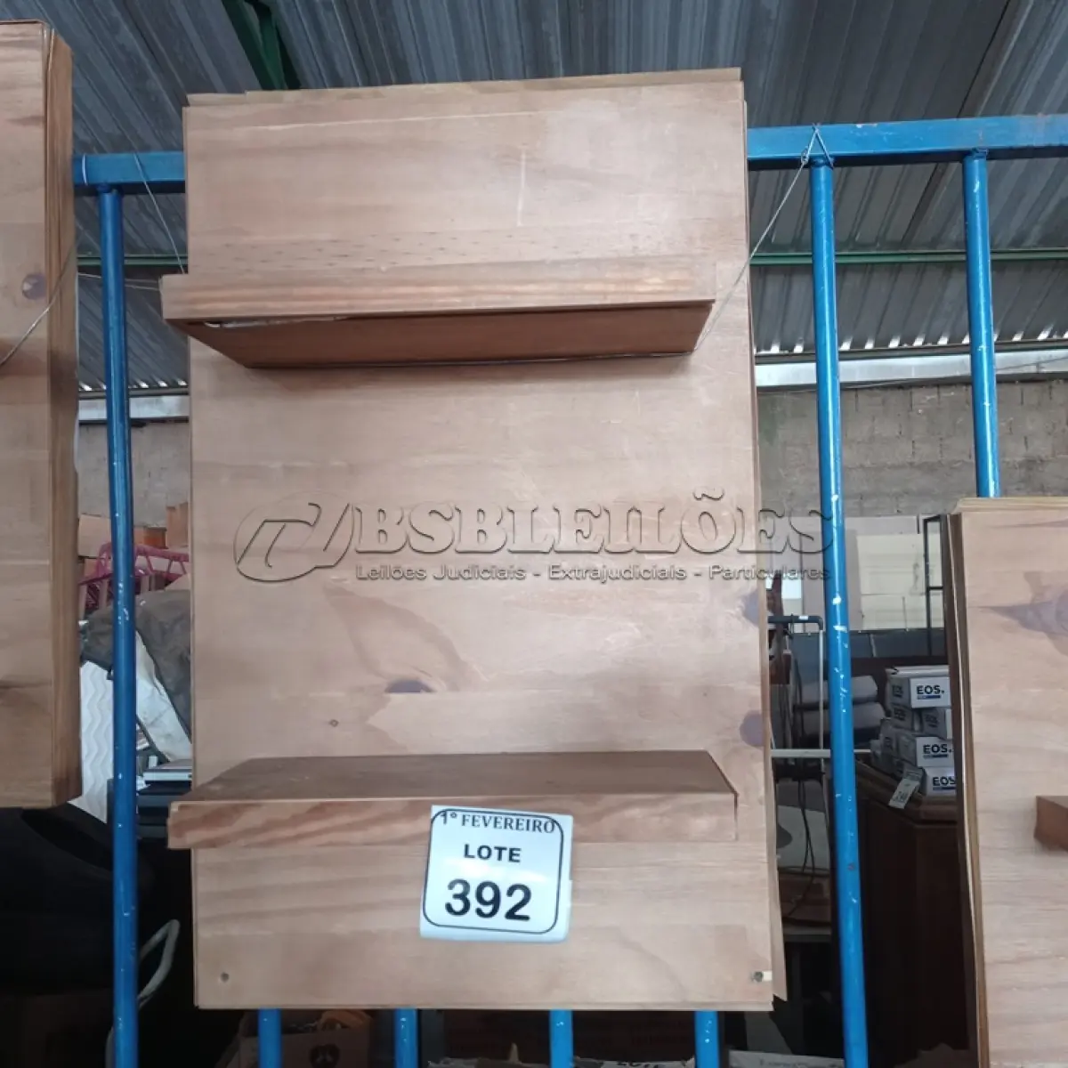 LOTE 392 - 01 PAINEL EM MADEIRA COM 2 PRATELEIRAS.  (NO ESTADO) ATENÇÃO! FAZER A VISITAÇÃO ANTES DE ARREMATAR, NÃO SABEMOS SE FUNCIONA. LEILÃO NÃO TEM GARANTIA E NEM DEVOLUÇÃO, SUJEITO A POSSÍVEIS AVARIAS VISÍVEIS/OCULTAS E/OU AUSÊNCIA DE COMPONENTES.