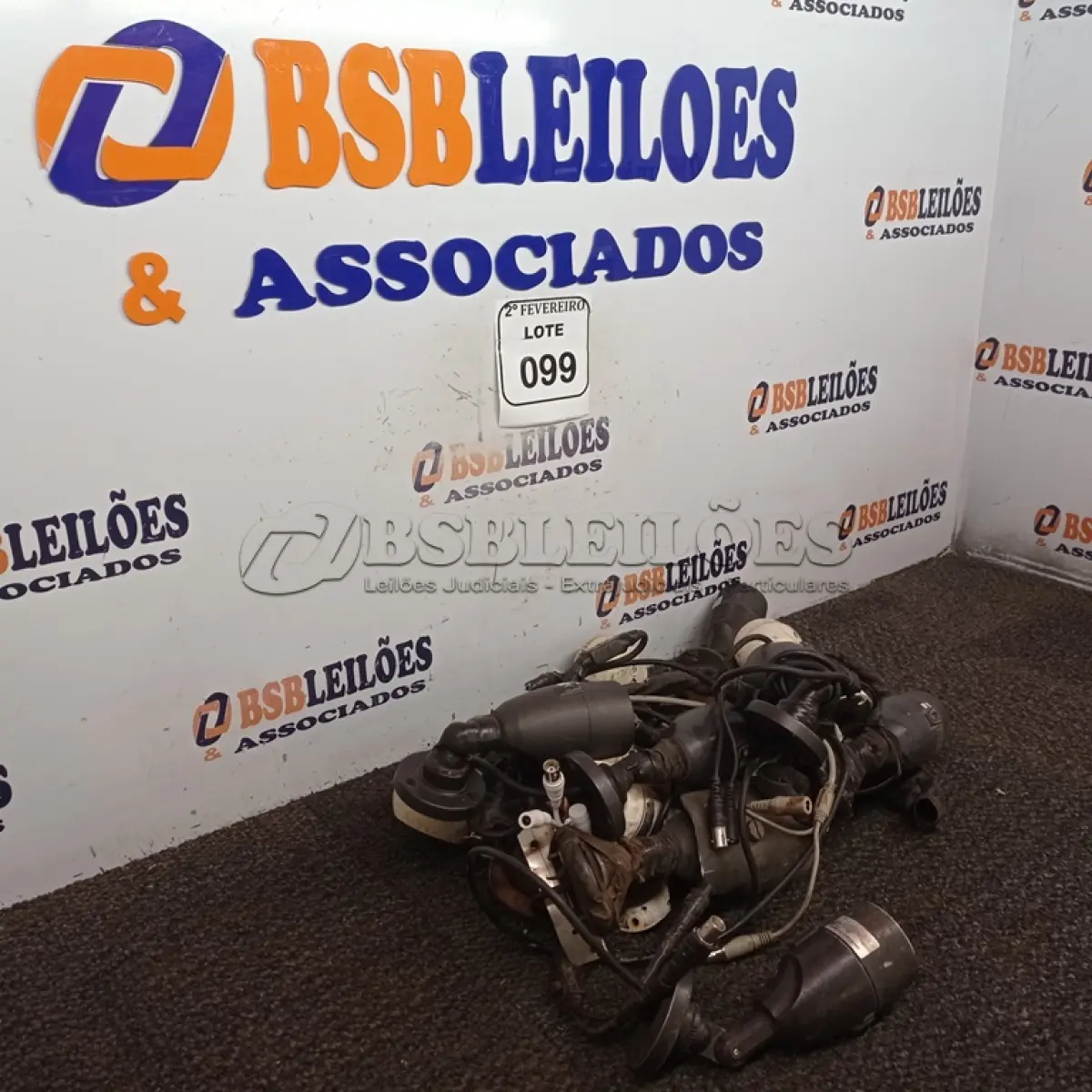 LOTE 099 - 01 LOTE COM CÂMERAS DE SEGURANÇA MARCAS E MODELOS DIVERSOS. (NO ESTADO) ATENÇÃO! FAZER A VISITAÇÃO ANTES DE ARREMATAR, NÃO SABEMOS SE FUNCIONA. LEILÃO NÃO TEM GARANTIA E NEM DEVOLUÇÃO, SUJEITO A POSSÍVEIS AVARIAS VISÍVEIS/OCULTAS E/OU AUSÊNCIA DE COMPONENTES.