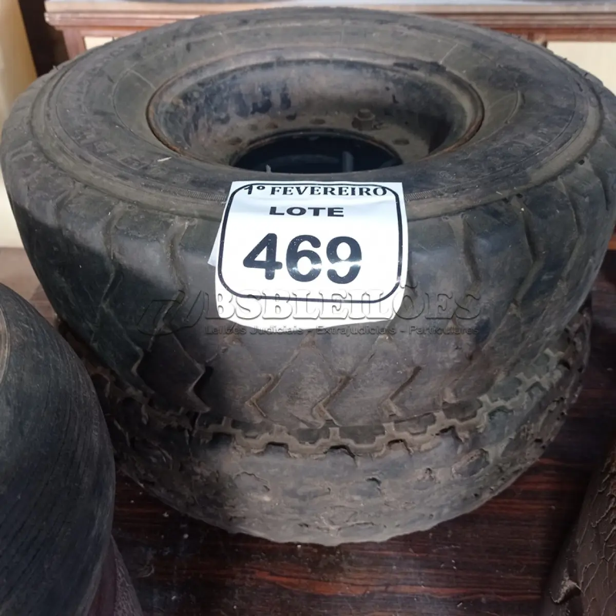 LOTE 469 - 02 RODAS COM PNEUS 600-9 PARA EMPILHADEIRA. (NO ESTADO) ATENÇÃO! FAZER A VISITAÇÃO ANTES DE ARREMATAR, NÃO SABEMOS SE FUNCIONA. LEILÃO NÃO TEM GARANTIA E NEM DEVOLUÇÃO, SUJEITO A POSSÍVEIS AVARIAS VISÍVEIS/OCULTAS E/OU AUSÊNCIA DE COMPONENTES.