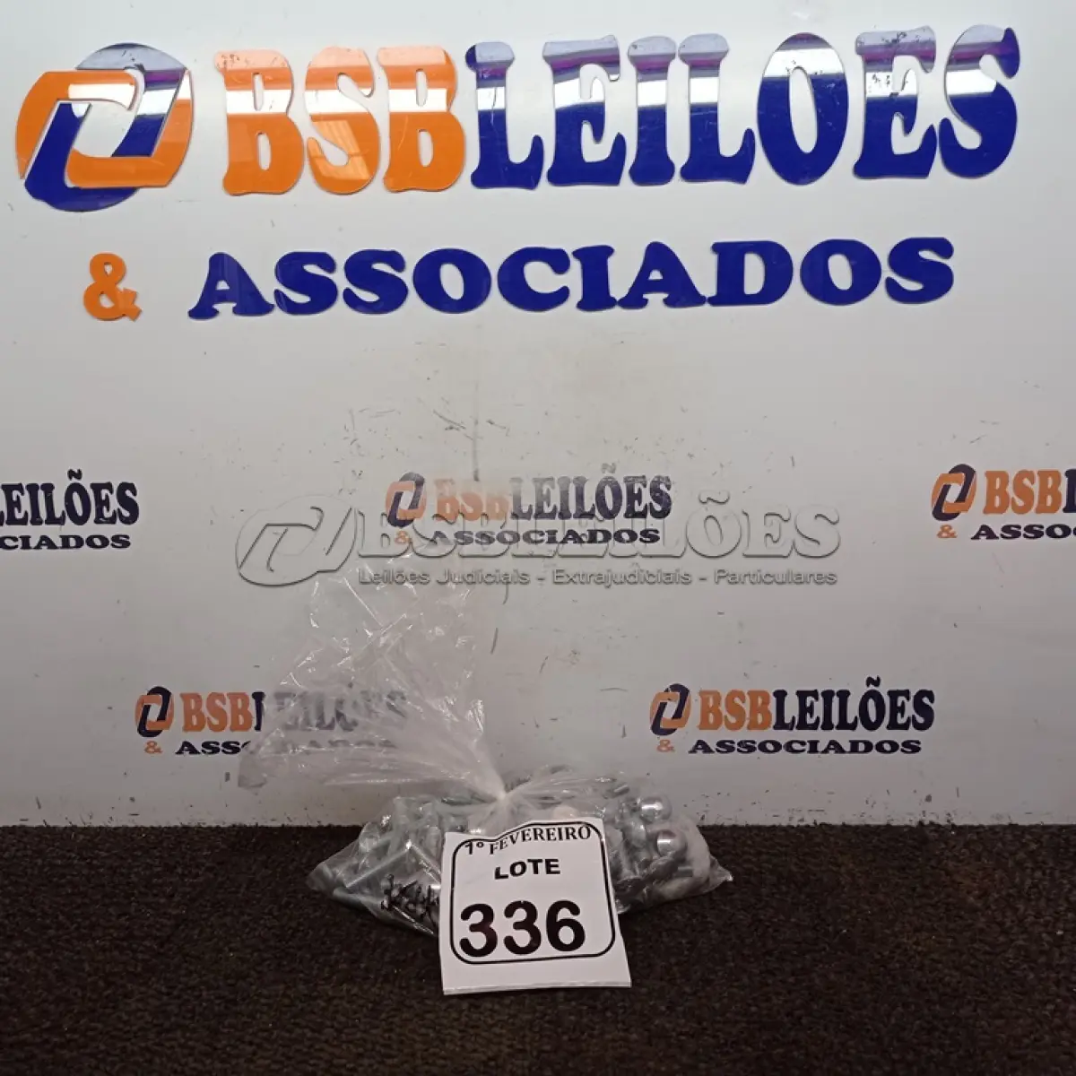 LOTE 336 - 01 LOTE COM DIVERSOS PARAFUSOS. (NOVO) (NO ESTADO) ATENÇÃO! FAZER A VISITAÇÃO ANTES DE ARREMATAR, NÃO SABEMOS SE FUNCIONA. LEILÃO NÃO TEM GARANTIA E NEM DEVOLUÇÃO, SUJEITO A POSSÍVEIS AVARIAS VISÍVEIS/OCULTAS E/OU AUSÊNCIA DE COMPONENTES.