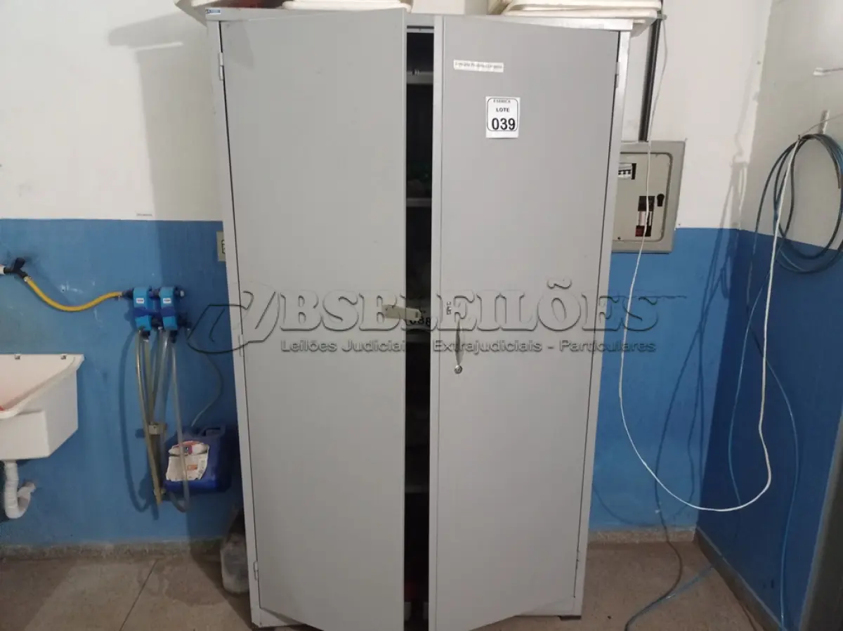 LOTE 039 - 01 ARMÁRIO DE AÇO 2 PORTAS. (NO ESTADO) ATENÇÃO! FAZER A VISITAÇÃO ANTES DE ARREMATAR, NÃO SABEMOS SE FUNCIONA. LEILÃO NÃO TEM GARANTIA E NEM DEVOLUÇÃO, SUJEITO A POSSÍVEIS AVARIAS VISÍVEIS/OCULTAS E/OU AUSÊNCIA DE COMPONENTES.