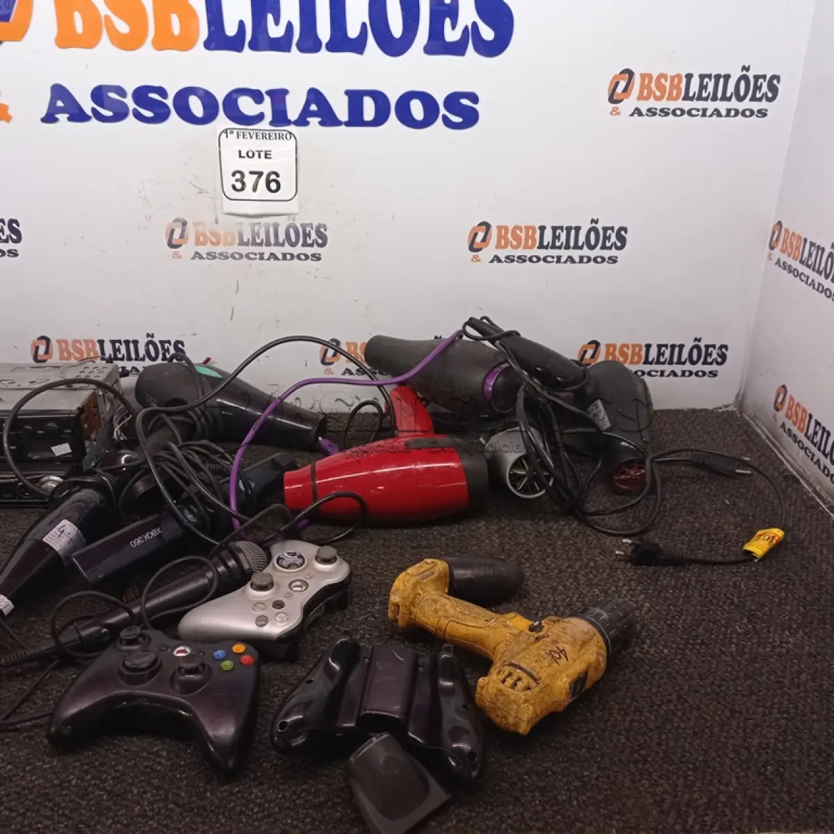 LOTE 376 - 01 LOTE COM RÁDIOS AUTOMOTIVOS, SECADORES DE CABELO, PLACAS DE VÍDEO E 02 CONTROLES PARA VÍDEO GAME. (NO ESTADO) ATENÇÃO! FAZER A VISITAÇÃO ANTES DE ARREMATAR, NÃO SABEMOS SE FUNCIONA. LEILÃO NÃO TEM GARANTIA E NEM DEVOLUÇÃO, SUJEITO A POSSÍVEIS AVARIAS VISÍVEIS/OCULTAS E/OU AUSÊNCIA DE COMPONENTES.