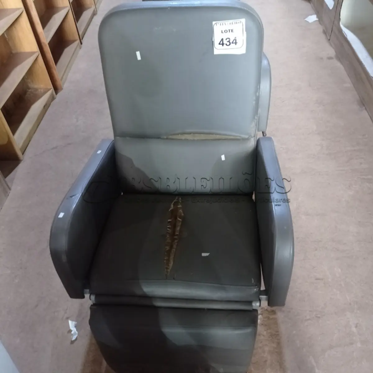LOTE 434 - 01 CADEIRA DE DESCANSO. (NO ESTADO) ATENÇÃO! FAZER A VISITAÇÃO ANTES DE ARREMATAR, NÃO SABEMOS SE FUNCIONA. LEILÃO NÃO TEM GARANTIA E NEM DEVOLUÇÃO, SUJEITO A POSSÍVEIS AVARIAS VISÍVEIS/OCULTAS E/OU AUSÊNCIA DE COMPONENTES.