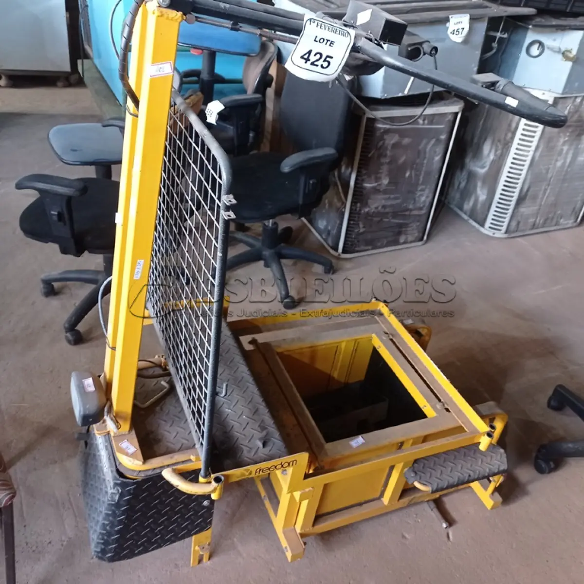 LOTE 425 - 01 CARRINHO PARA CARGA SEM RODAS E COM MOTOR (NO ESTADO) ATENÇÃO! FAZER A VISITAÇÃO ANTES DE ARREMATAR, NÃO SABEMOS SE FUNCIONA. LEILÃO NÃO TEM GARANTIA E NEM DEVOLUÇÃO, SUJEITO A POSSÍVEIS AVARIAS VISÍVEIS/OCULTAS E/OU AUSÊNCIA DE COMPONENTES.