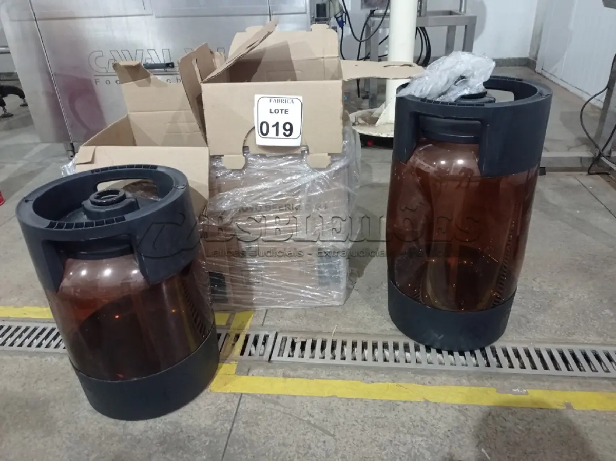 LOTE 019 - 02 BOMBONAS EM PLÁSTICO PARA XAROPE. (NO ESTADO) ATENÇÃO! FAZER A VISITAÇÃO ANTES DE ARREMATAR, NÃO SABEMOS SE FUNCIONA. LEILÃO NÃO TEM GARANTIA E NEM DEVOLUÇÃO, SUJEITO A POSSÍVEIS AVARIAS VISÍVEIS/OCULTAS E/OU AUSÊNCIA DE COMPONENTES.