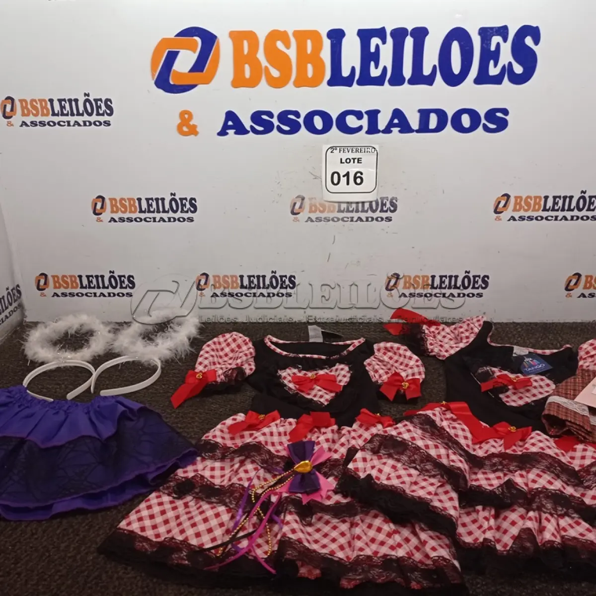 LOTE 016 - 02 VESTIDOS JUNINOS, SENDO 01 TAMANHO 2 E 01 TAMANHO 4, 02 TIARAS, 02 SAIAS AVULSAS, SENDO 01 SAIA BB E 01 P E 01 CALÇÃO JUNINO TAMANHO 1 ANO.  (NOVO) (NO ESTADO) ATENÇÃO! FAZER A VISITAÇÃO ANTES DE ARREMATAR, NÃO SABEMOS SE FUNCIONA. LEILÃO NÃO TEM GARANTIA E NEM DEVOLUÇÃO, SUJEITO A POSSÍVEIS AVARIAS VISÍVEIS/OCULTAS E/OU AUSÊNCIA DE COMPONENTES.