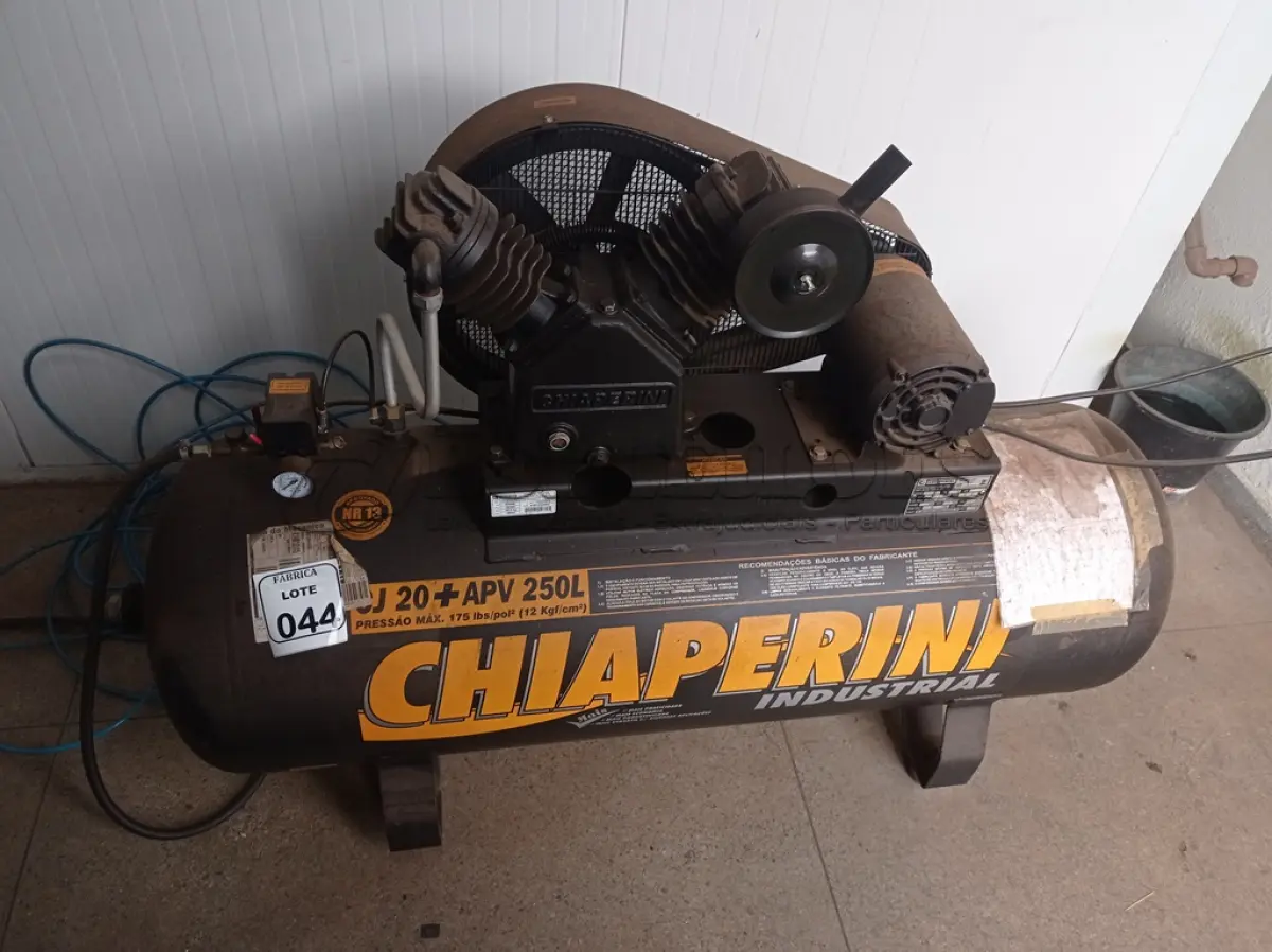 LOTE 044 - 01 COMPRESSOR DE AR CHIA PERINI 250 LITROS, 5HP TRIFÁSICO. (NO ESTADO) ATENÇÃO! FAZER A VISITAÇÃO ANTES DE ARREMATAR, NÃO SABEMOS SE FUNCIONA. LEILÃO NÃO TEM GARANTIA E NEM DEVOLUÇÃO, SUJEITO A POSSÍVEIS AVARIAS VISÍVEIS/OCULTAS E/OU AUSÊNCIA DE COMPONENTES.
