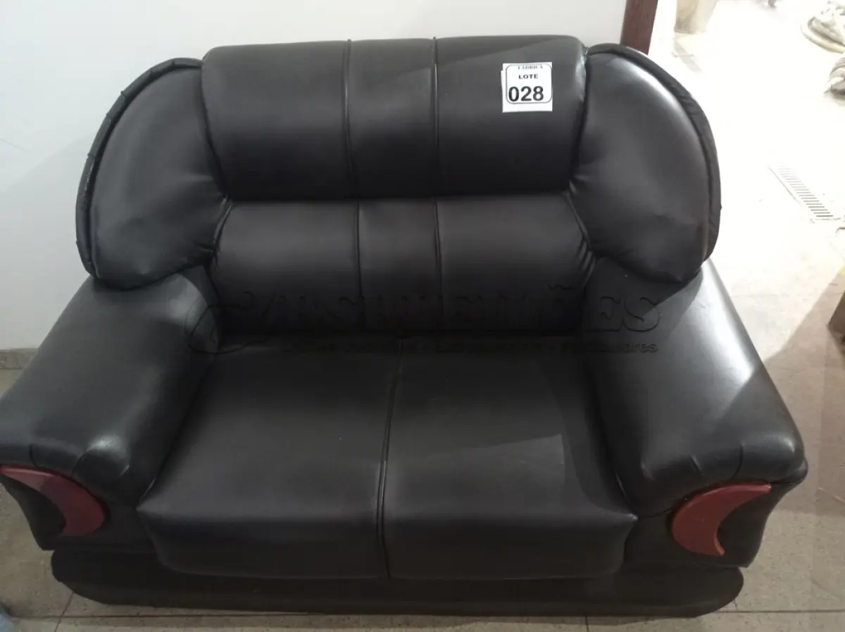 LOTE 028 - 01 SOFÁ EM COURO PRETO. (NO ESTADO) ATENÇÃO! FAZER A VISITAÇÃO ANTES DE ARREMATAR, NÃO SABEMOS SE FUNCIONA. LEILÃO NÃO TEM GARANTIA E NEM DEVOLUÇÃO, SUJEITO A POSSÍVEIS AVARIAS VISÍVEIS/OCULTAS E/OU AUSÊNCIA DE COMPONENTES.