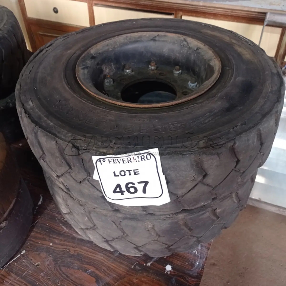 LOTE 467 - 02 RODAS COM PNEUS 6.50-10 MACIÇO PARA EMPILHADEIRA. (NO ESTADO) ATENÇÃO! FAZER A VISITAÇÃO ANTES DE ARREMATAR, NÃO SABEMOS SE FUNCIONA. LEILÃO NÃO TEM GARANTIA E NEM DEVOLUÇÃO, SUJEITO A POSSÍVEIS AVARIAS VISÍVEIS/OCULTAS E/OU AUSÊNCIA DE COMPONENTES.