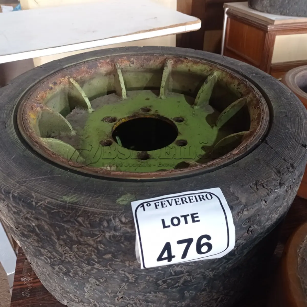 LOTE 476 - 02 RODAS COM PNEUS MACIÇOS PARA EMPILHADEIRA. (NO ESTADO) ATENÇÃO! FAZER A VISITAÇÃO ANTES DE ARREMATAR, NÃO SABEMOS SE FUNCIONA. LEILÃO NÃO TEM GARANTIA E NEM DEVOLUÇÃO, SUJEITO A POSSÍVEIS AVARIAS VISÍVEIS/OCULTAS