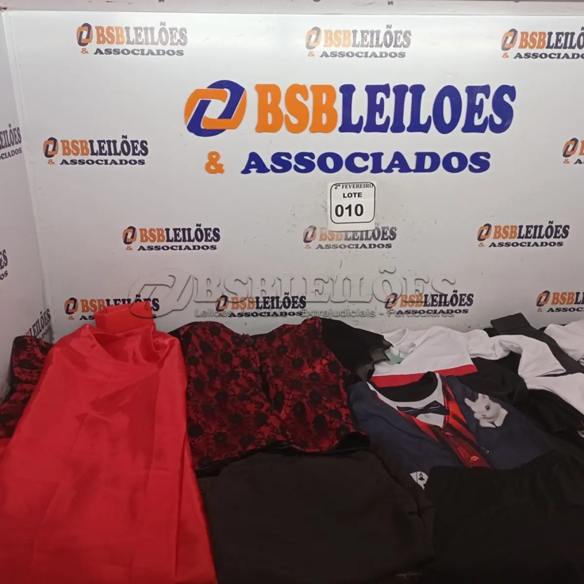 LOTE 010 - 06 FANTASIAS DIVERSAS, 04 CAPAS E 01 COLETE AVULSO. (NOVO) (NO ESTADO) ATENÇÃO! FAZER A VISITAÇÃO ANTES DE ARREMATAR, NÃO SABEMOS SE FUNCIONA. LEILÃO NÃO TEM GARANTIA E NEM DEVOLUÇÃO, SUJEITO A POSSÍVEIS AVARIAS VISÍVEIS/OCULTAS E/OU AUSÊNCIA DE COMPONENTES.