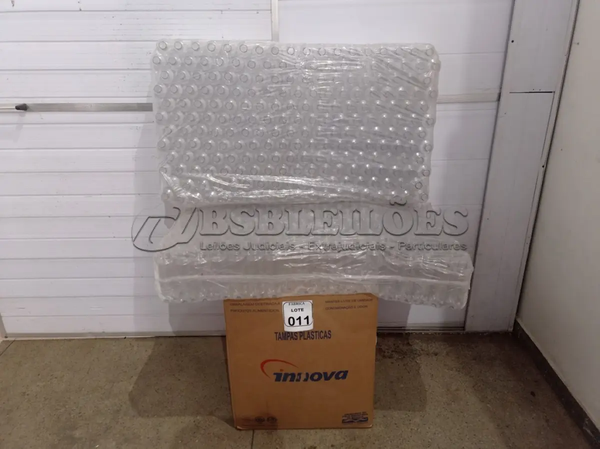 LOTE 011 - 01 CAIXA COM TAMPAS DE GARRAFA PET E 02 FARDOS DE GARRAFA PET DE 270ML. (NO ESTADO) ATENÇÃO! FAZER A VISITAÇÃO ANTES DE ARREMATAR, NÃO SABEMOS SE FUNCIONA. LEILÃO NÃO TEM GARANTIA E NEM DEVOLUÇÃO, SUJEITO A POSSÍVEIS AVARIAS VISÍVEIS/OCULTAS E/OU AUSÊNCIA DE COMPONENTES.