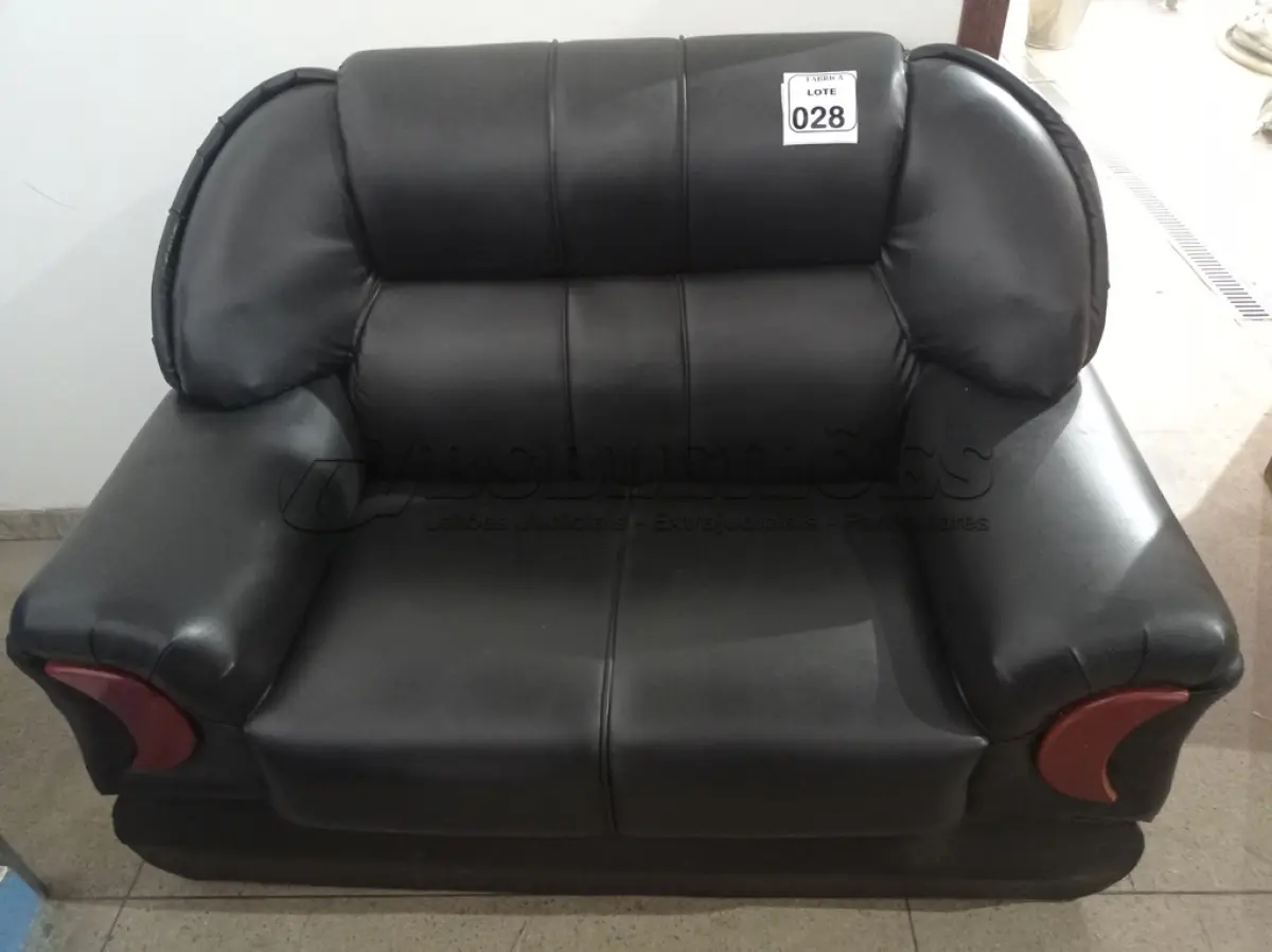 LOTE 028 - 01 SOFÁ EM COURO PRETO. (NO ESTADO) ATENÇÃO! FAZER A VISITAÇÃO ANTES DE ARREMATAR, NÃO SABEMOS SE FUNCIONA. LEILÃO NÃO TEM GARANTIA E NEM DEVOLUÇÃO, SUJEITO A POSSÍVEIS AVARIAS VISÍVEIS/OCULTAS E/OU AUSÊNCIA DE COMPONENTES.
