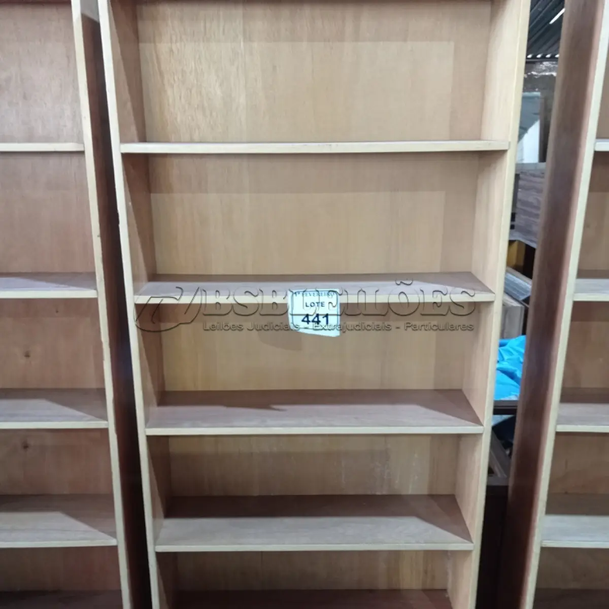 LOTE 441 - 01 PRATELEIRA EM MADEIRA PARA LIVROS. (NO ESTADO) ATENÇÃO! FAZER A VISITAÇÃO ANTES DE ARREMATAR, NÃO SABEMOS SE FUNCIONA. LEILÃO NÃO TEM GARANTIA E NEM DEVOLUÇÃO, SUJEITO A POSSÍVEIS AVARIAS VISÍVEIS/OCULTAS E/OU AUSÊNCIA DE COMPONENTES.
