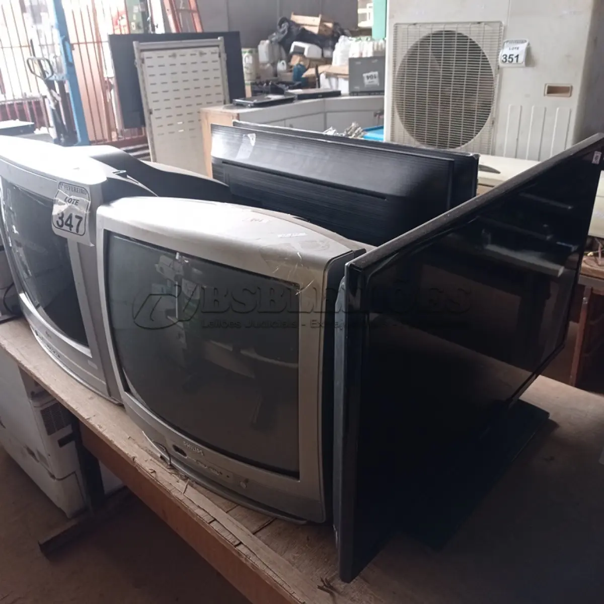 LOTE 347 - 03 TV’S COM AVARIAS E 02 TV’S DE TUBO ANTIGAS. (NO ESTADO) ATENÇÃO! FAZER A VISITAÇÃO ANTES DE ARREMATAR, NÃO SABEMOS SE FUNCIONA. LEILÃO NÃO TEM GARANTIA E NEM DEVOLUÇÃO, SUJEITO A POSSÍVEIS AVARIAS VISÍVEIS/OCULTAS E/OU AUSÊNCIA DE COMPONENTES.