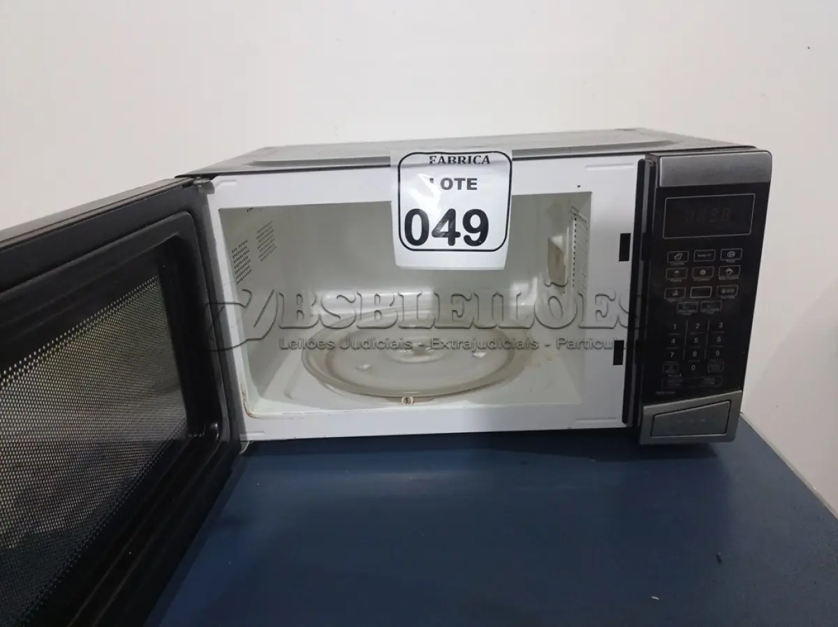 LOTE 049 - 01 MICRO-ONDAS PHILCO 220VOLTS.  (NO ESTADO) ATENÇÃO! FAZER A VISITAÇÃO ANTES DE ARREMATAR, NÃO SABEMOS SE FUNCIONA. LEILÃO NÃO TEM GARANTIA E NEM DEVOLUÇÃO, SUJEITO A POSSÍVEIS AVARIAS VISÍVEIS/OCULTAS E/OU AUSÊNCIA DE COMPONENTES.