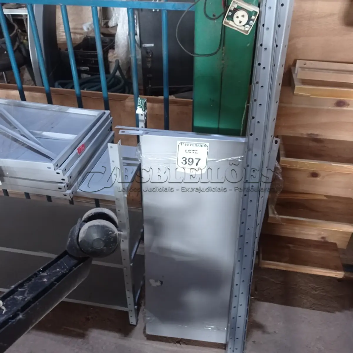 LOTE 397 - 01ESTANTE DE AÇO COM 05 PRATELEIRAS (DESMONTADA). (NO ESTADO) ATENÇÃO! FAZER A VISITAÇÃO ANTES DE ARREMATAR, NÃO SABEMOS SE FUNCIONA. LEILÃO NÃO TEM GARANTIA E NEM DEVOLUÇÃO, SUJEITO A POSSÍVEIS AVARIAS VISÍVEIS/OCULTAS E/OU AUSÊNCIA DE COMPONENTES.