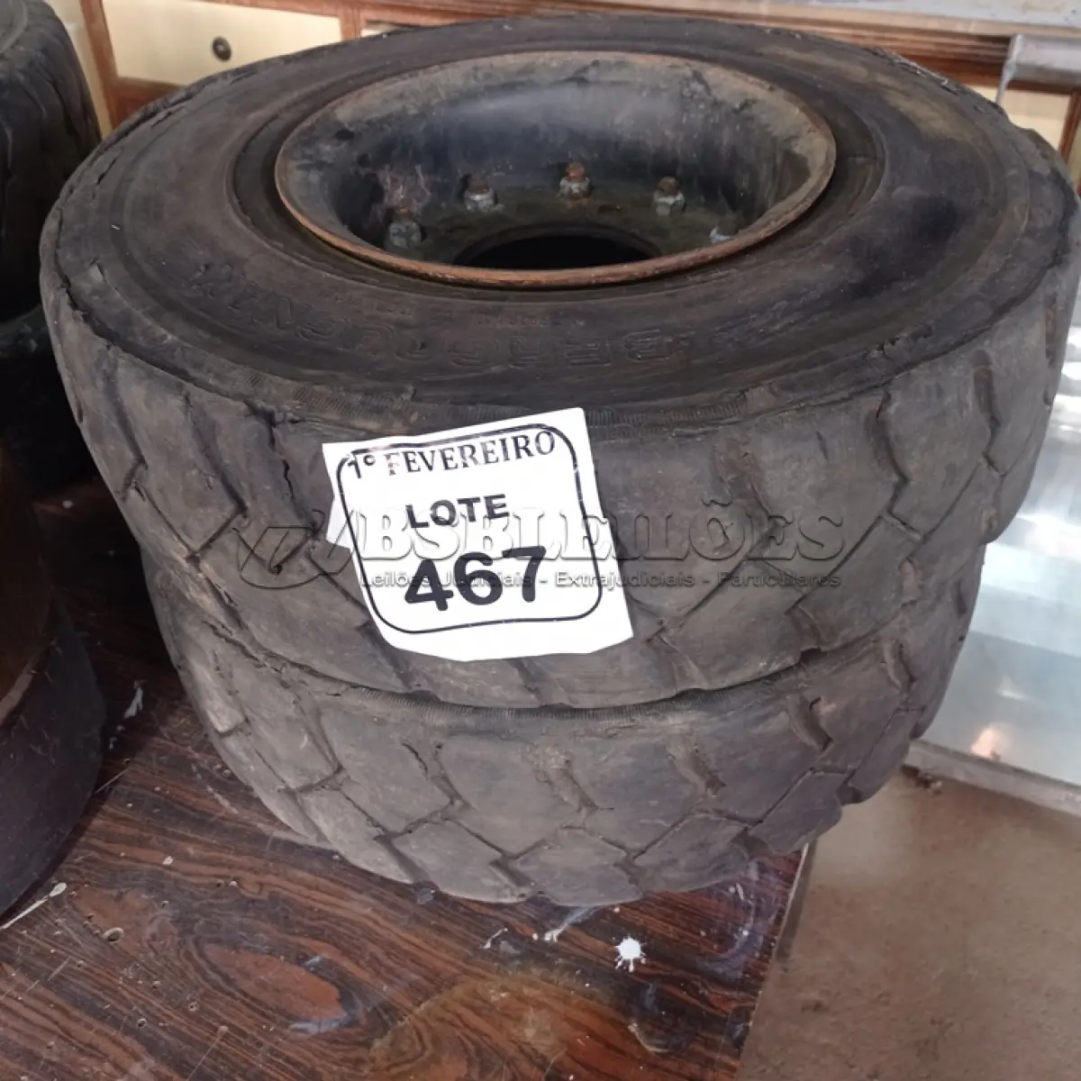LOTE 467 - 02 RODAS COM PNEUS 6.50-10 MACIÇO PARA EMPILHADEIRA. (NO ESTADO) ATENÇÃO! FAZER A VISITAÇÃO ANTES DE ARREMATAR, NÃO SABEMOS SE FUNCIONA. LEILÃO NÃO TEM GARANTIA E NEM DEVOLUÇÃO, SUJEITO A POSSÍVEIS AVARIAS VISÍVEIS/OCULTAS E/OU AUSÊNCIA DE COMPONENTES.
