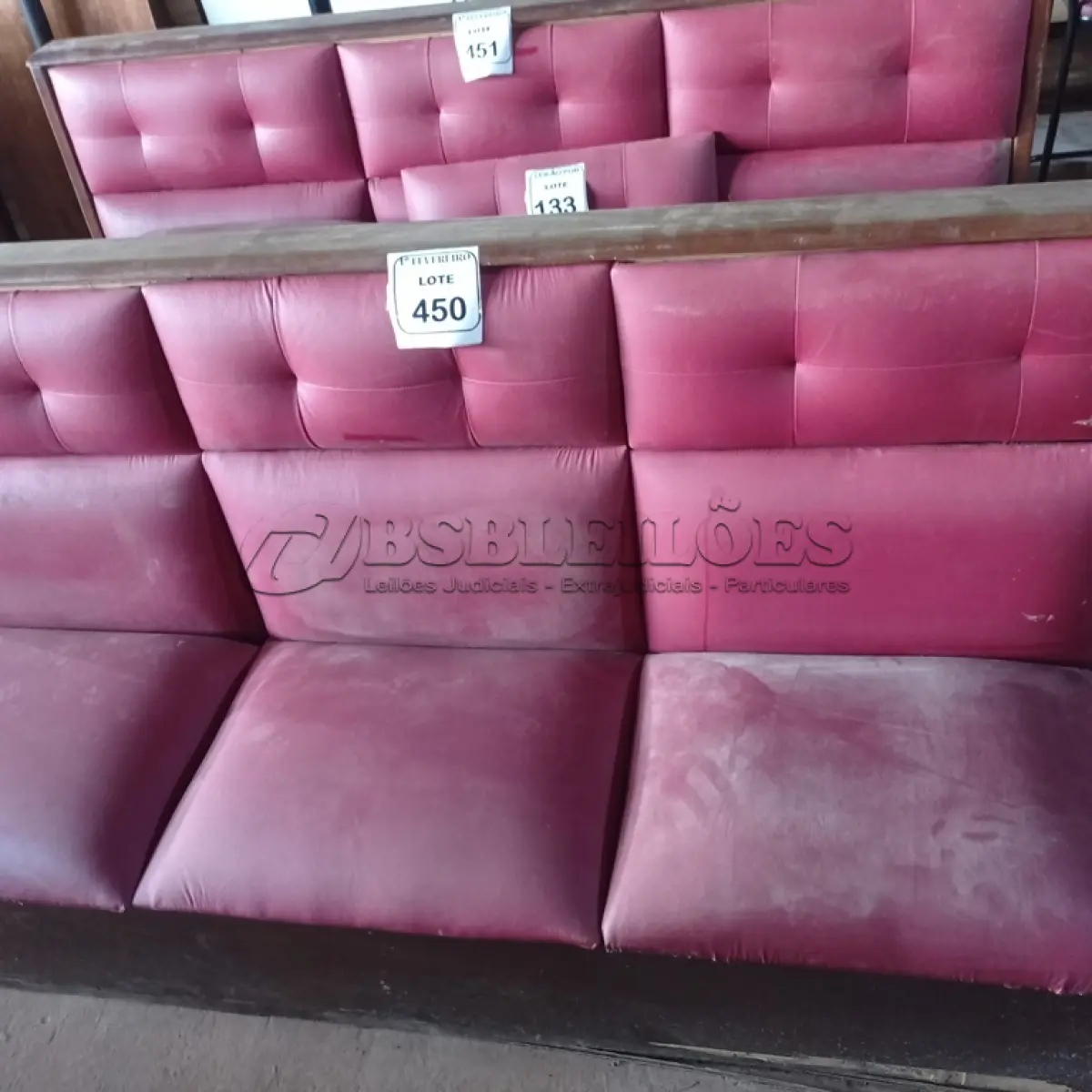LOTE 450 - 01 SOFÁ PARA LANCHONETE 3 LUGARES. (NO ESTADO) ATENÇÃO! FAZER A VISITAÇÃO ANTES DE ARREMATAR, NÃO SABEMOS SE FUNCIONA. LEILÃO NÃO TEM GARANTIA E NEM DEVOLUÇÃO, SUJEITO A POSSÍVEIS AVARIAS VISÍVEIS/OCULTAS E/OU AUSÊNCIA DE COMPONENTES.