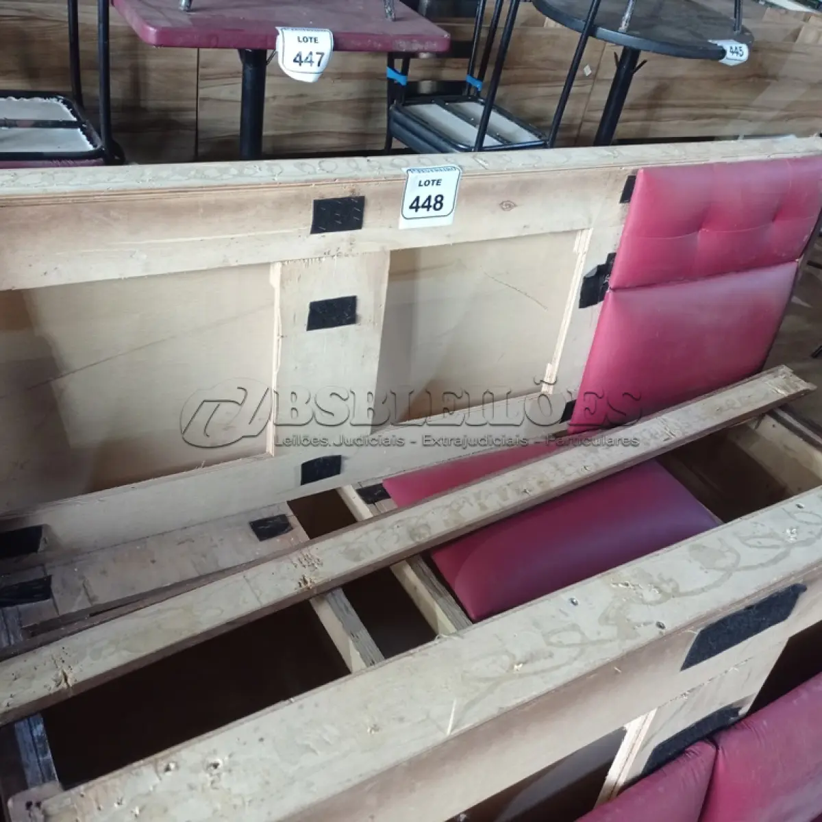 LOTE 448 - 01 SOFÁ PARA LANCHONETE 3 LUGARES. (NO ESTADO) ATENÇÃO! FAZER A VISITAÇÃO ANTES DE ARREMATAR, NÃO SABEMOS SE FUNCIONA. LEILÃO NÃO TEM GARANTIA E NEM DEVOLUÇÃO, SUJEITO A POSSÍVEIS AVARIAS VISÍVEIS/OCULTAS E/OU AUSÊNCIA DE COMPONENTES.